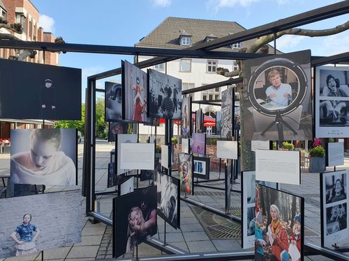 Foto der Ausstellung auf dem Grevenbroicher Marktplatz