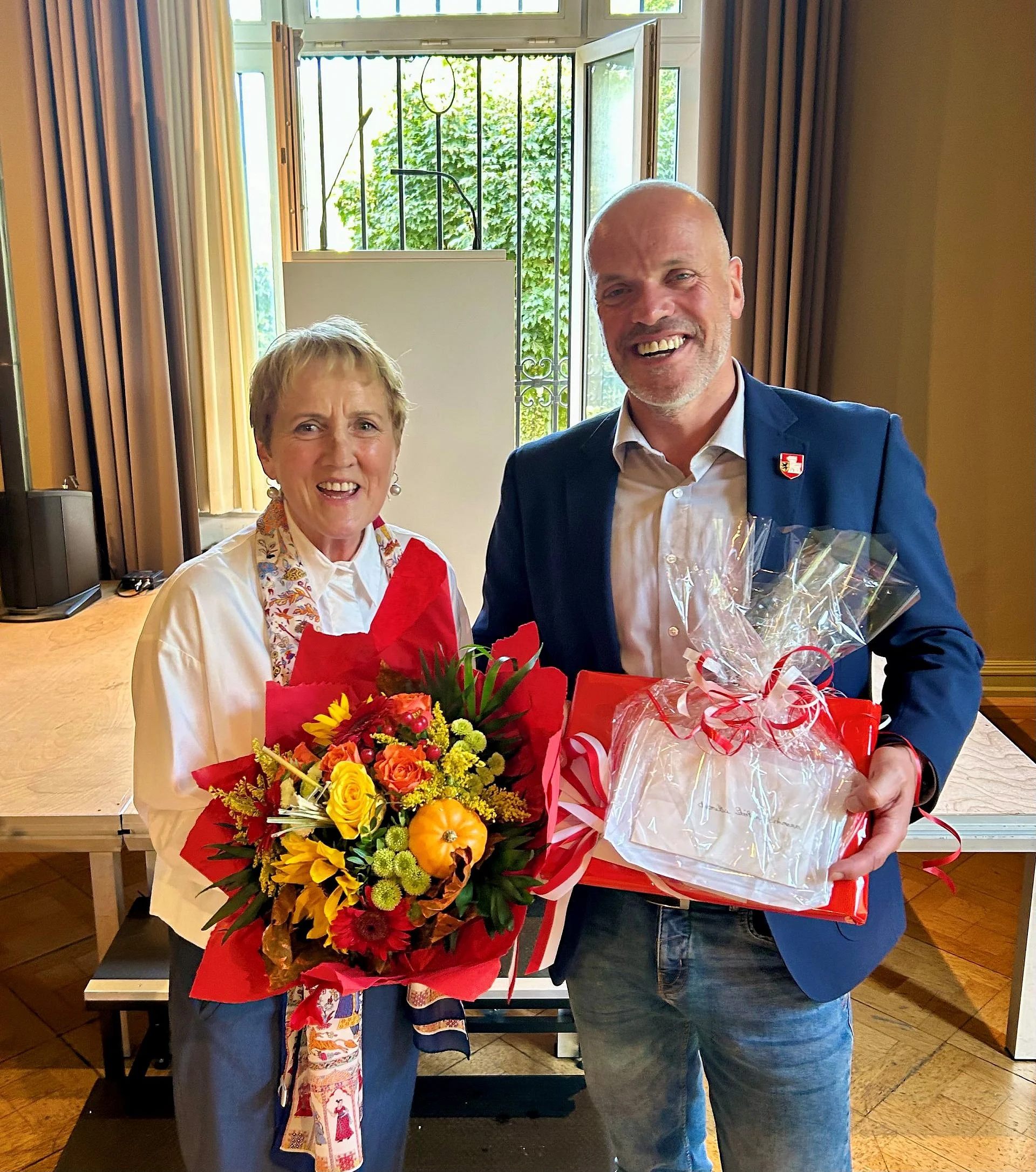 Foto von Monika Stirken-Hohmann und BM Klaus Krützen in der Villa Erckens
