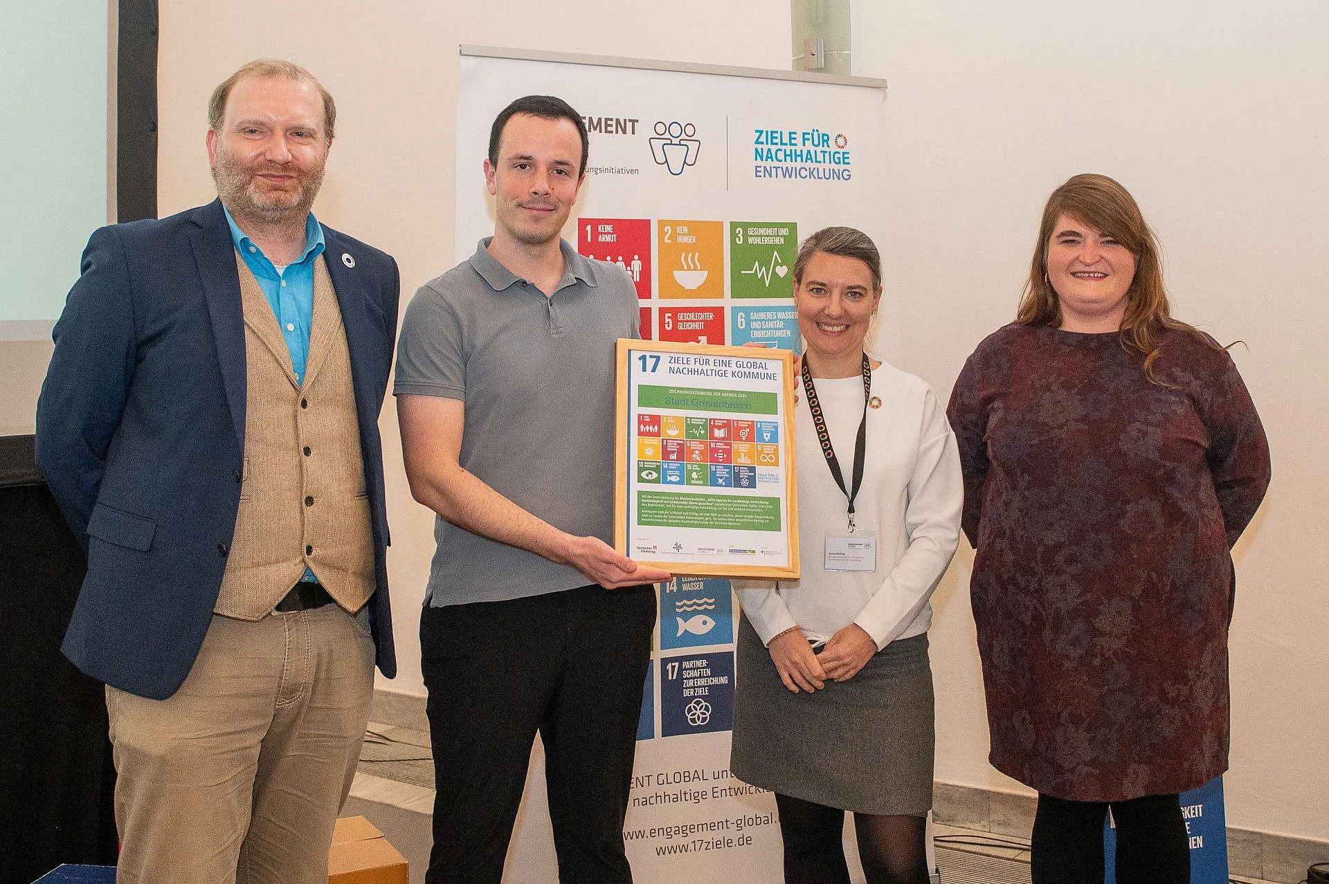 Foto von Marcel Moll (links ,Deutscher Städtetag); Martin Otto (Klimaschutzmanager Stadt Grevenbroich); Frau Anne Bolling (Bundesministerium für wirtschaftl. Zusammenarbeit und Entwicklung; rechts im Bild ist Frau Meike Pfeil (Servicestelle Kommunen in der Einen Welt)