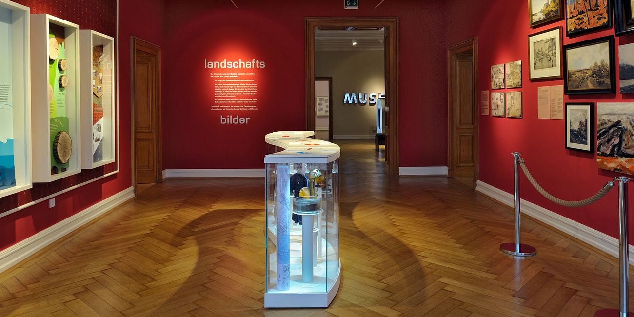 Foto des Ausstellungsraumes "Landschaftsbilder"