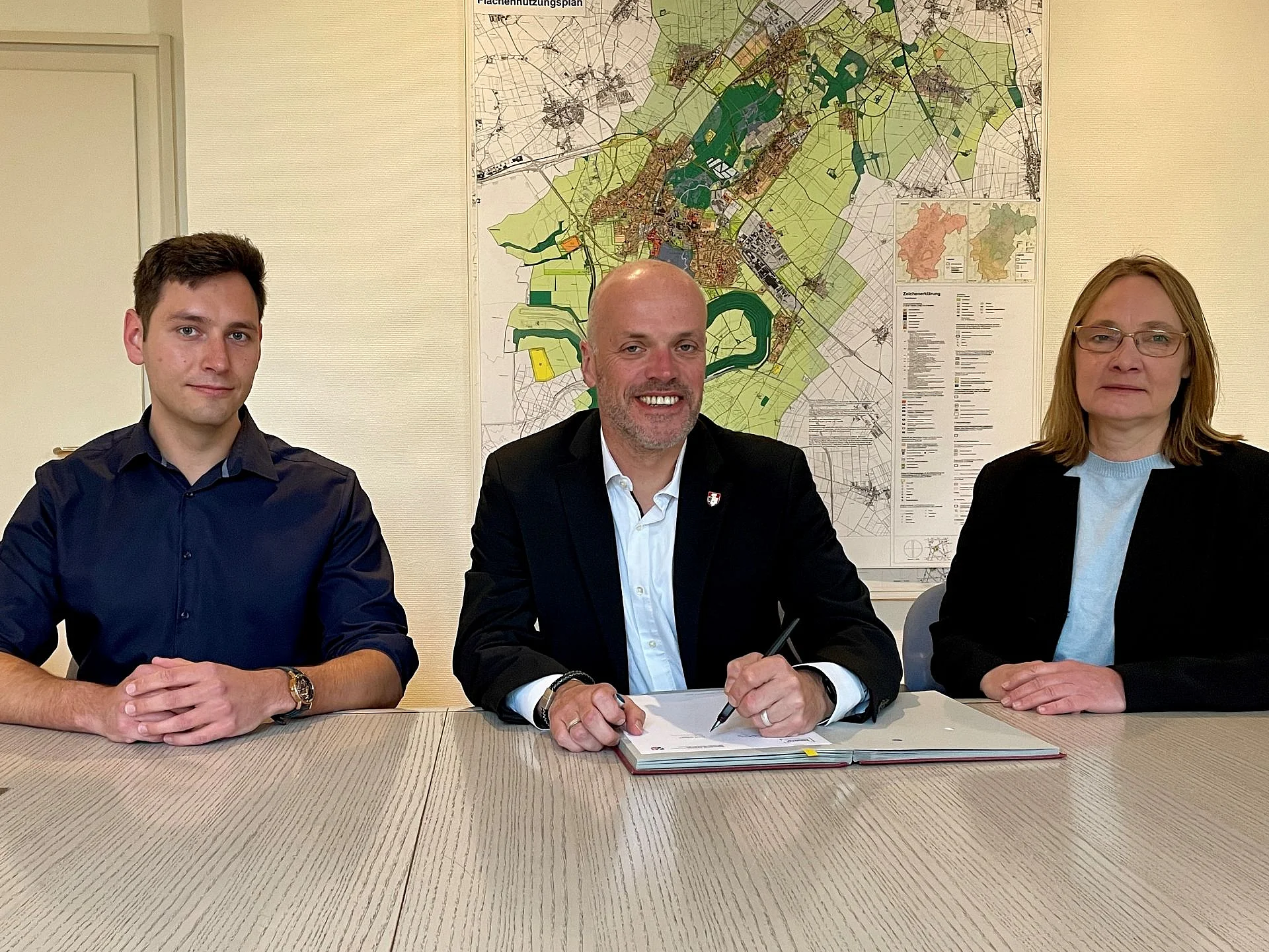 Foto von Klaus Krützen vor der Unterschrift zum Beitritt des Gigawattpaktes