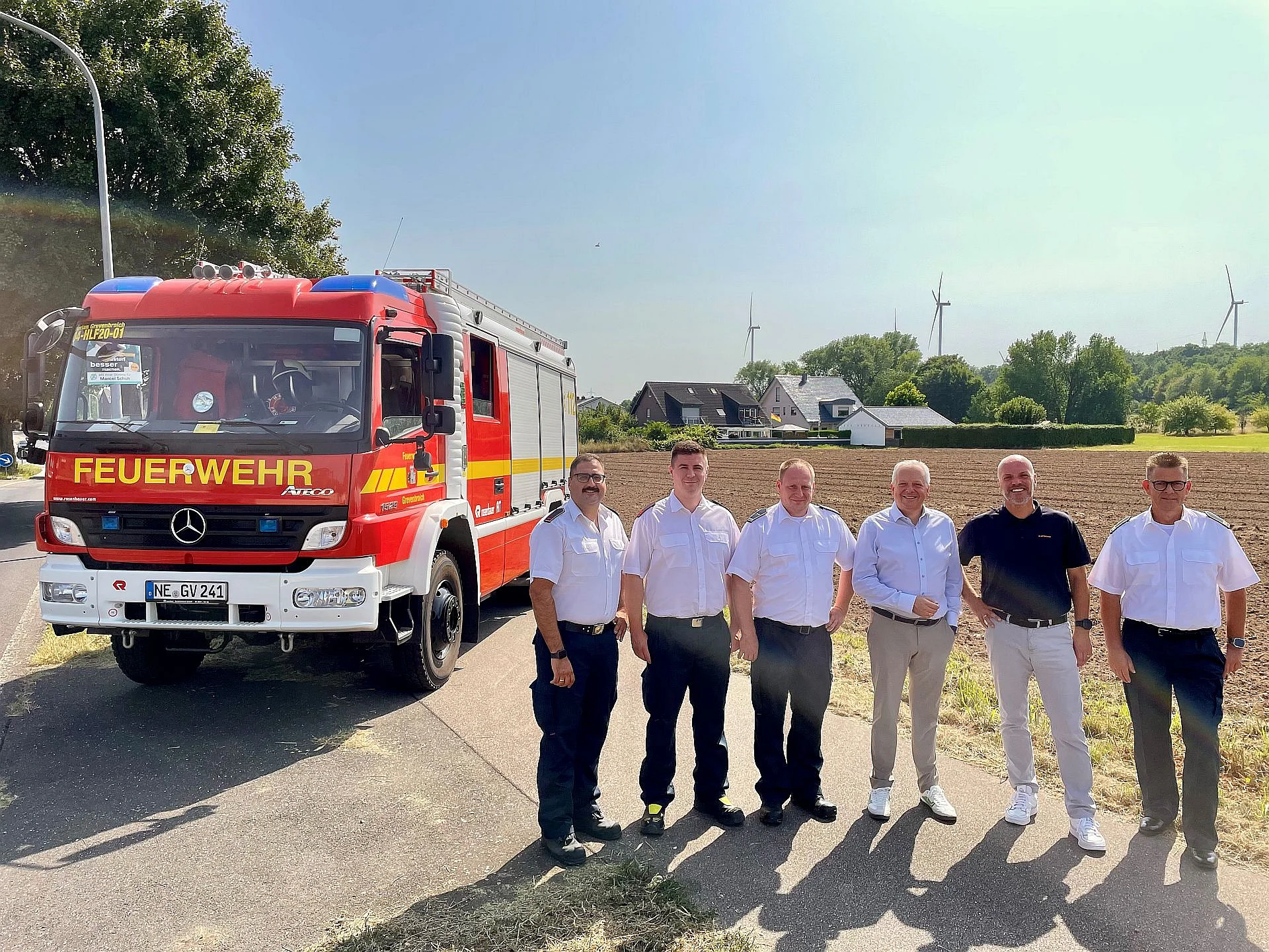 Foto: Bürgermeister Klaus Krützen und Mitglieder der Feuerwehr