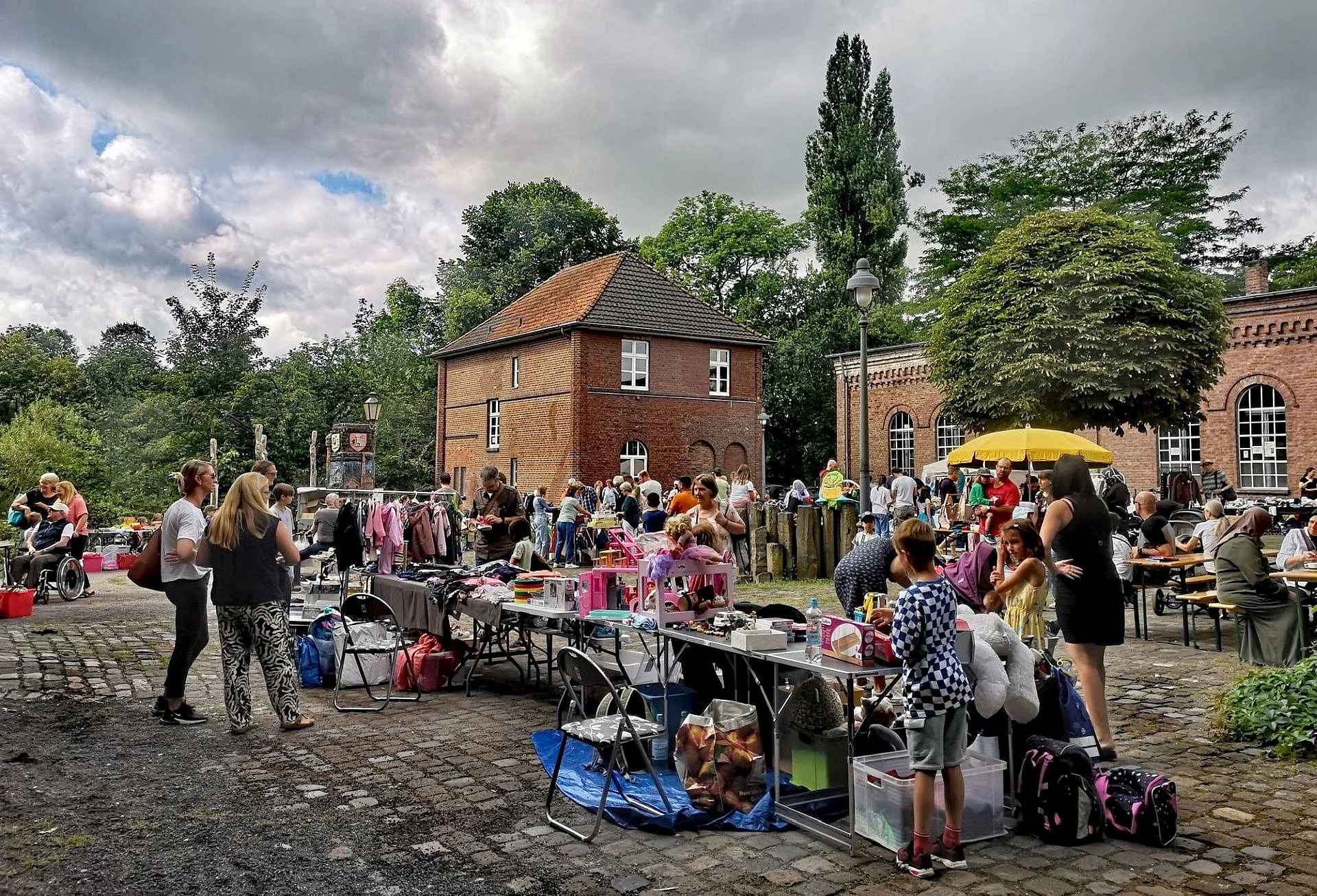 Foto des Kinderflohmarktes auf der Stadtparkinsel