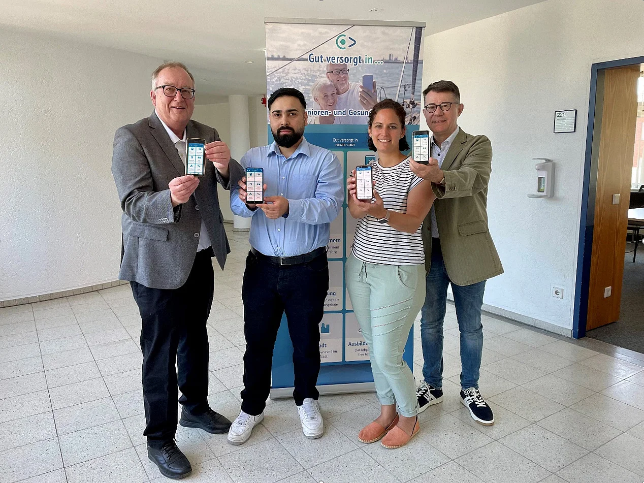 4 Personen mit Handy in der Hand