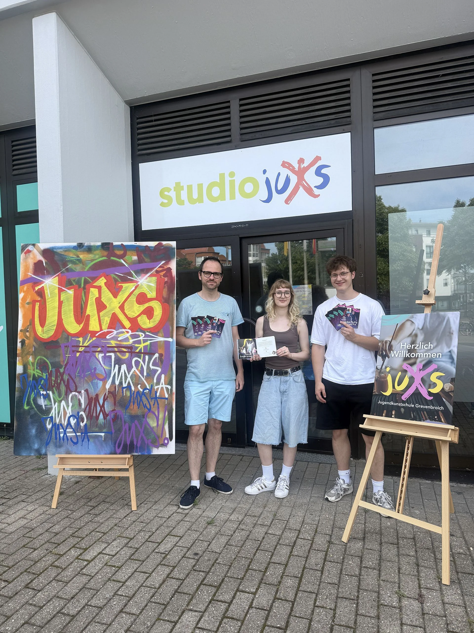 Foto von Werner Alderath, Lilli Sibert und Jean Luca Siegl vor der Jugendkunstschule