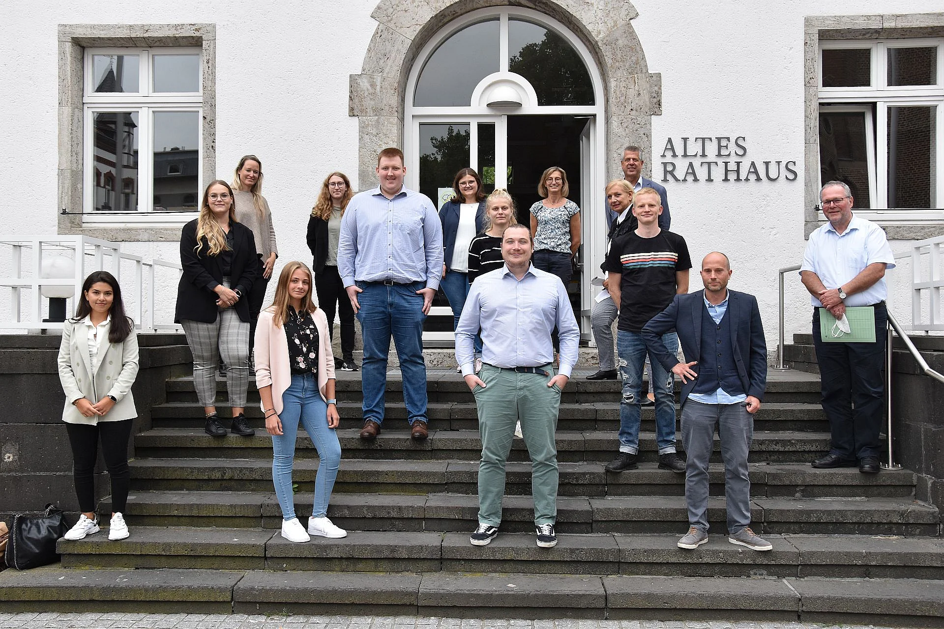 Foto: Dezernent Claus Ropertz mit den neuen Nachwuchskräften und Kolleginnen und Kollegen aus der Verwaltung