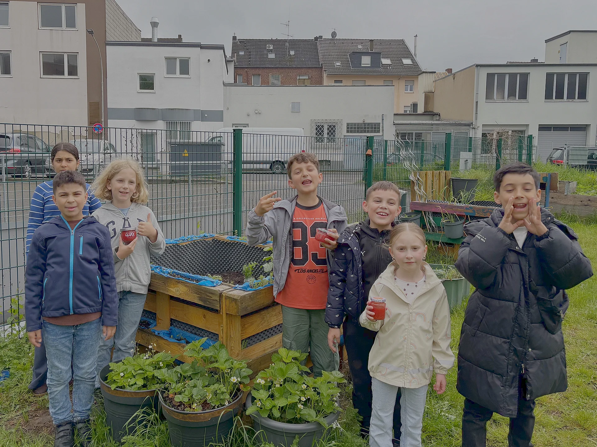 Foto: Teilnehmende Kinder der AG, die gerade Marmelade aus angebauten Erdbeeren hergestellt haben.