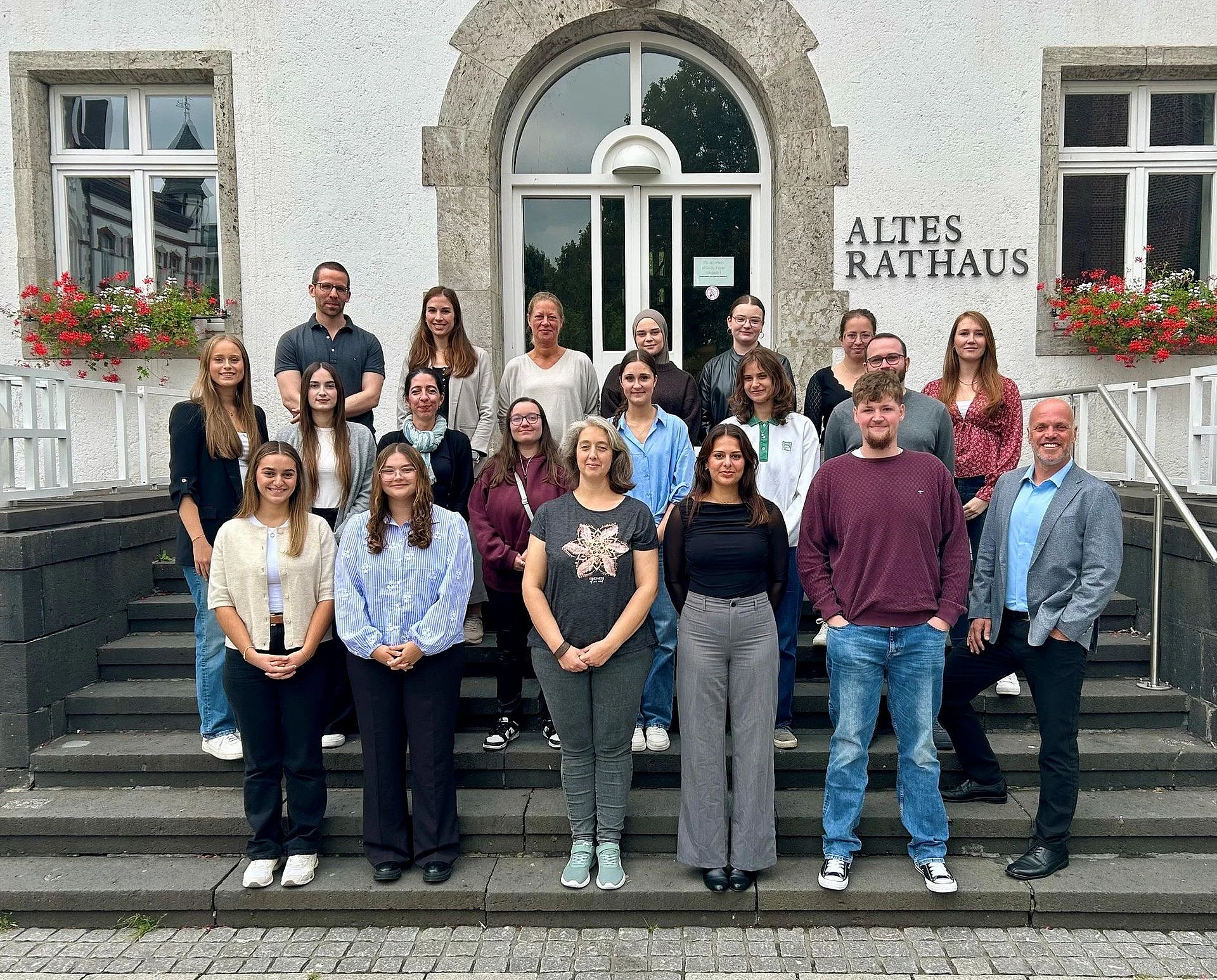Foto: Begrüßung der neuen Auszubildenden und Studierenden durch Bürgermeister Klaus Krützen, Ausbildungsleiter Christian Liebthal und die 1. stellvertretende Personalratsvorsitzende Sarah Hoffmann