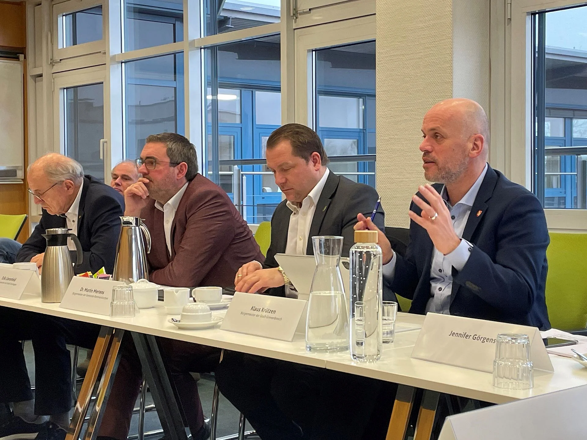 Foto der Beteiligten an der Kritik an den Restrukturierungsplänen des Rheinland Klinikums