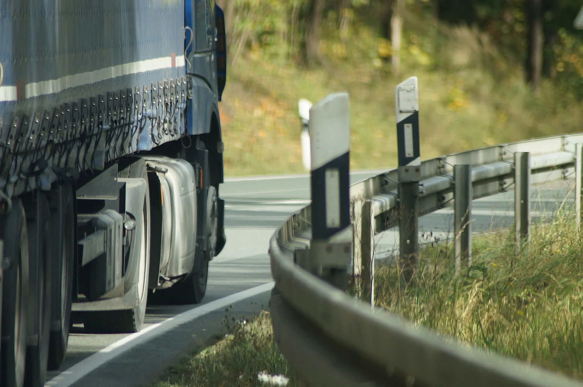 Foto einer Straße und eines LKW