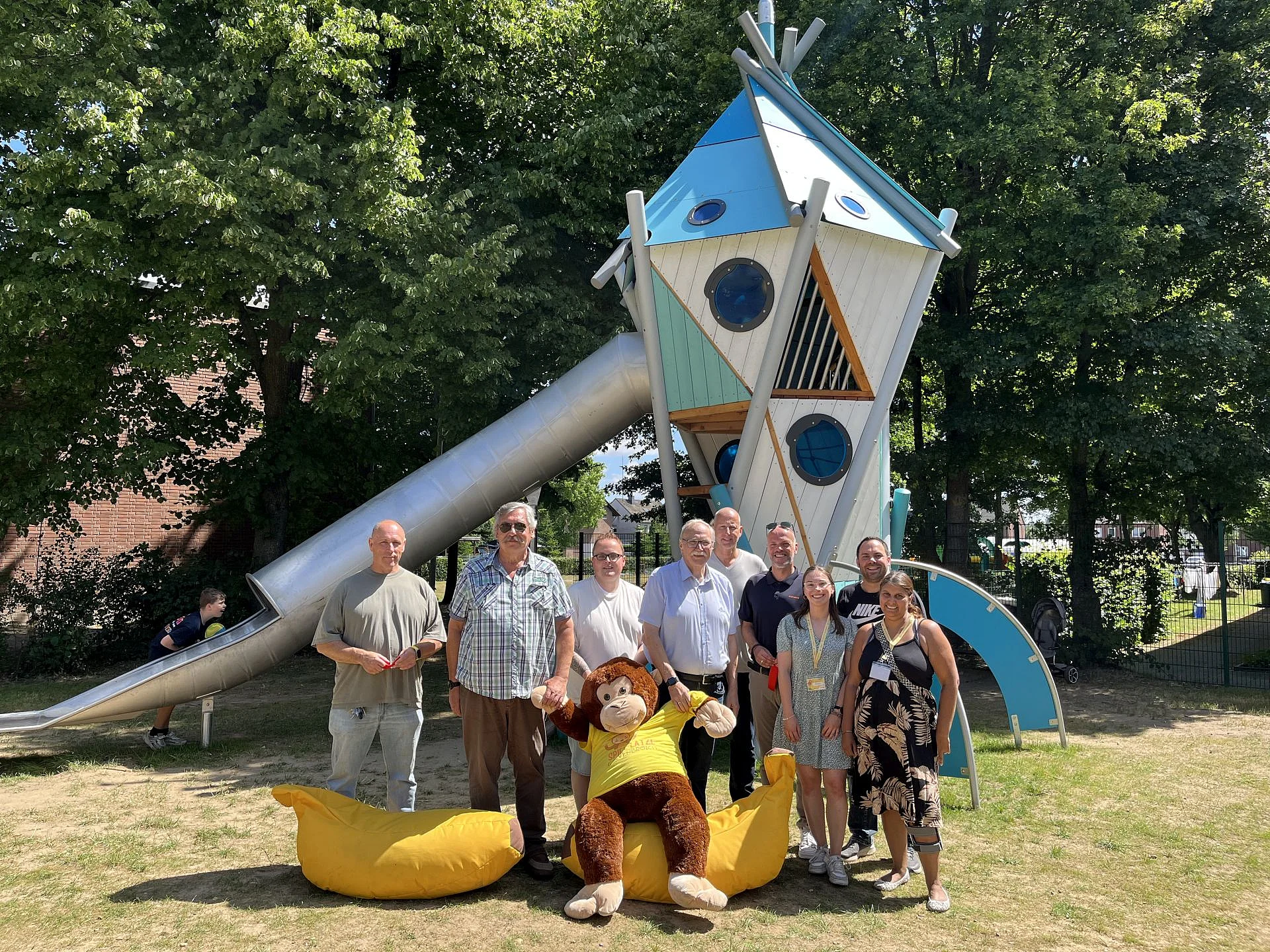 Foto von der Spielplatzeröffnung in Orken (Bürgermeister Klaus Krützen, Team der Kinder- und Jugendförderung und weitere Personen)