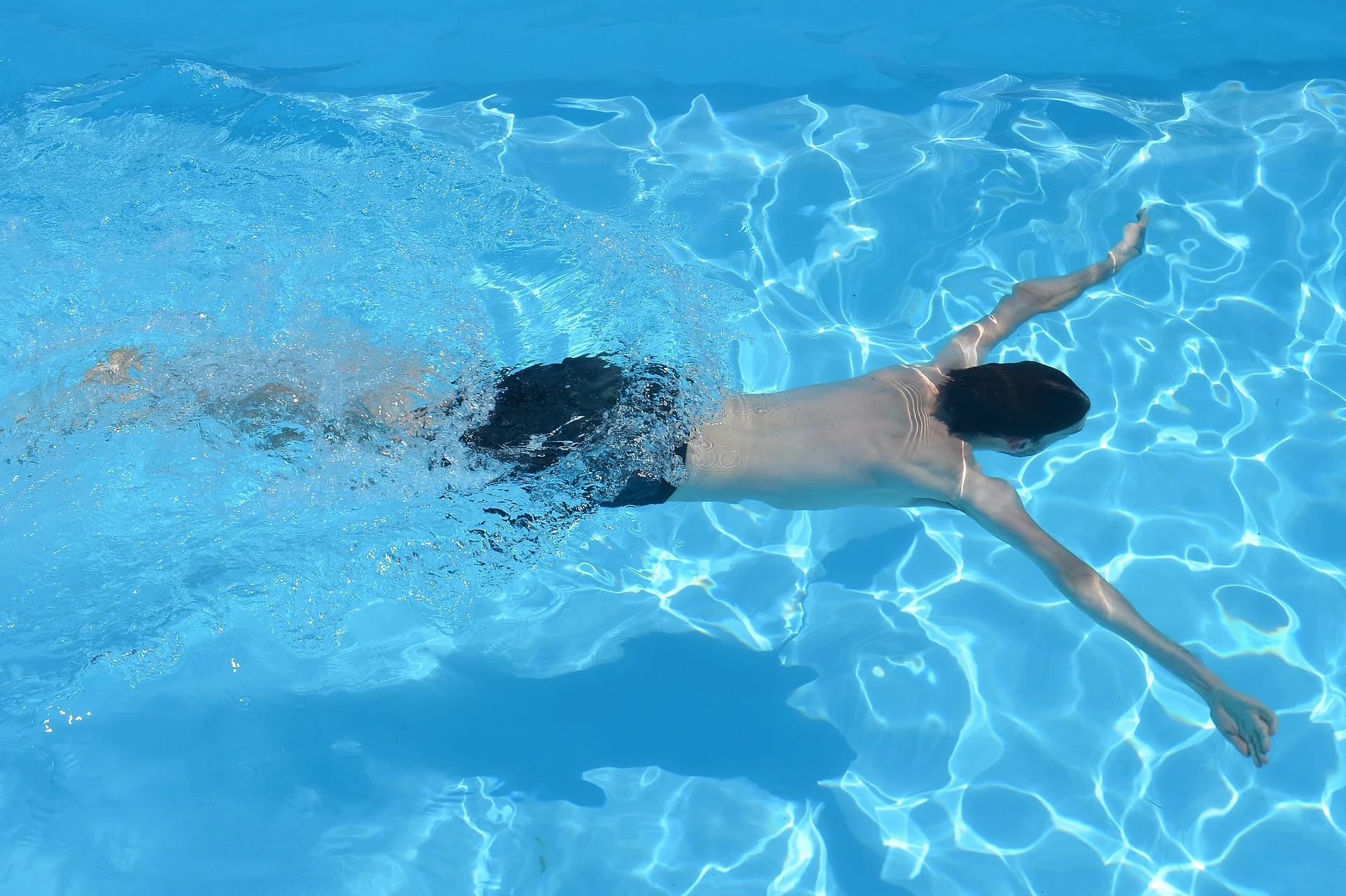 Grafik eines schwimmenden Jungen