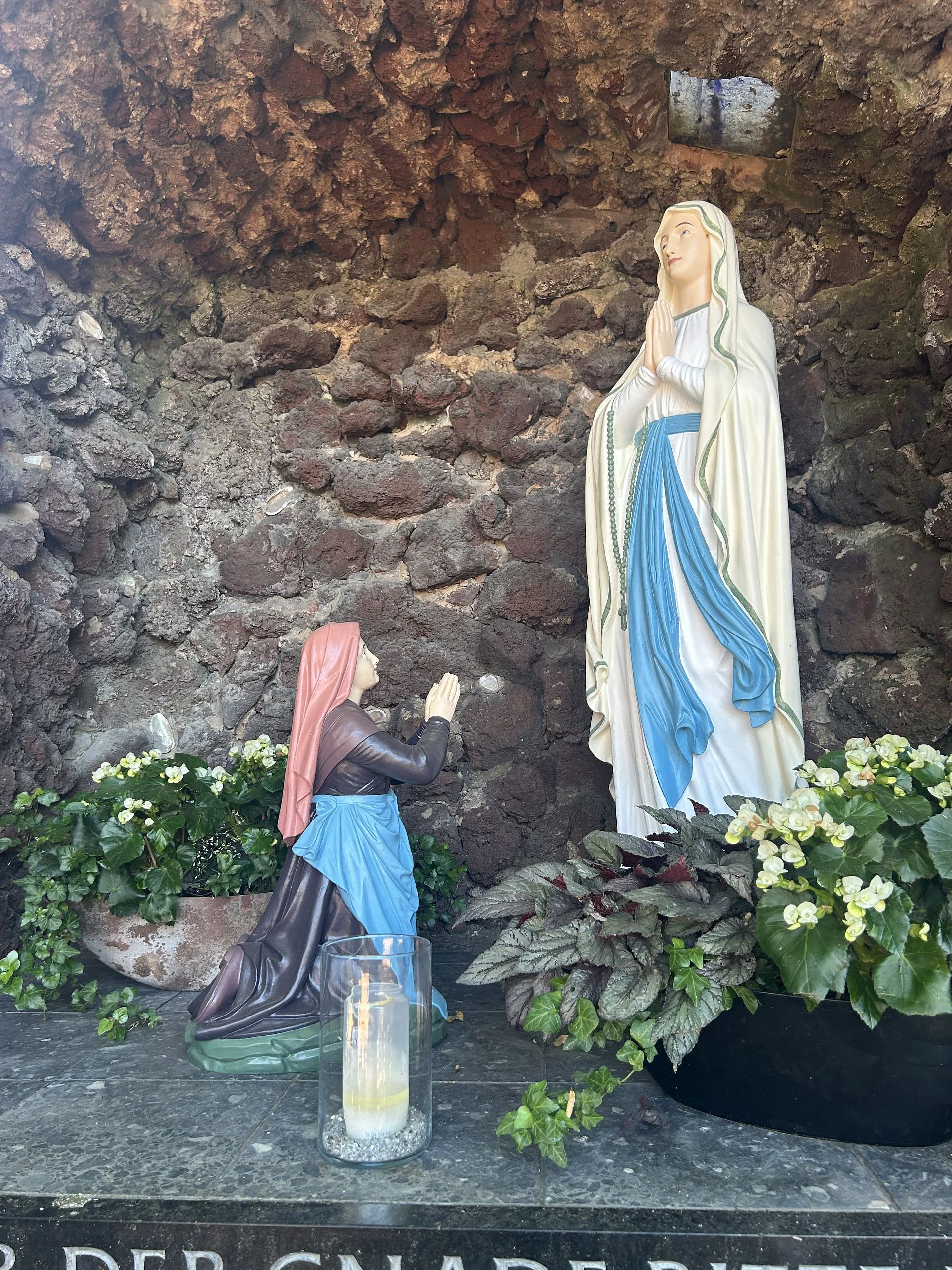 Foto von den Figuren der Lourdesgrotte nach der Sanierung
