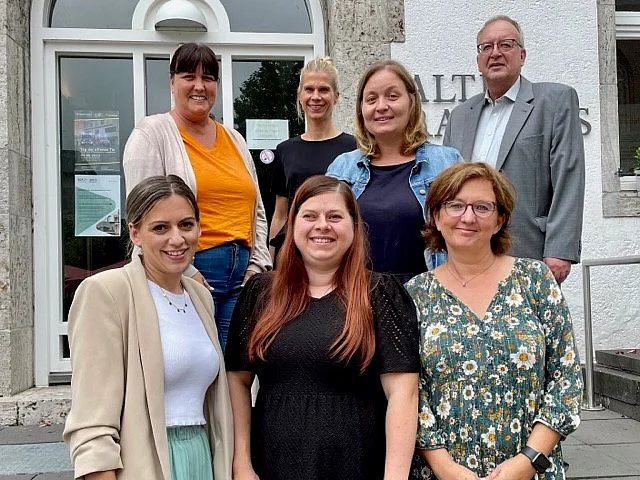 Foto: Erster Beigeordneter Michael Heesch mit Mitarbeiterinnen des Evangelischen Vereins für Jugend- & Familienhilfe