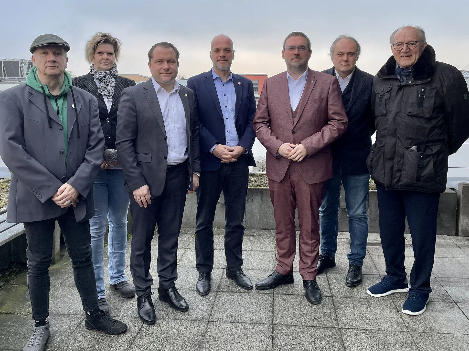 Foto der Beteiligten mit Kritik an den Restrukturierungsplänen des Rheinland Klinikums