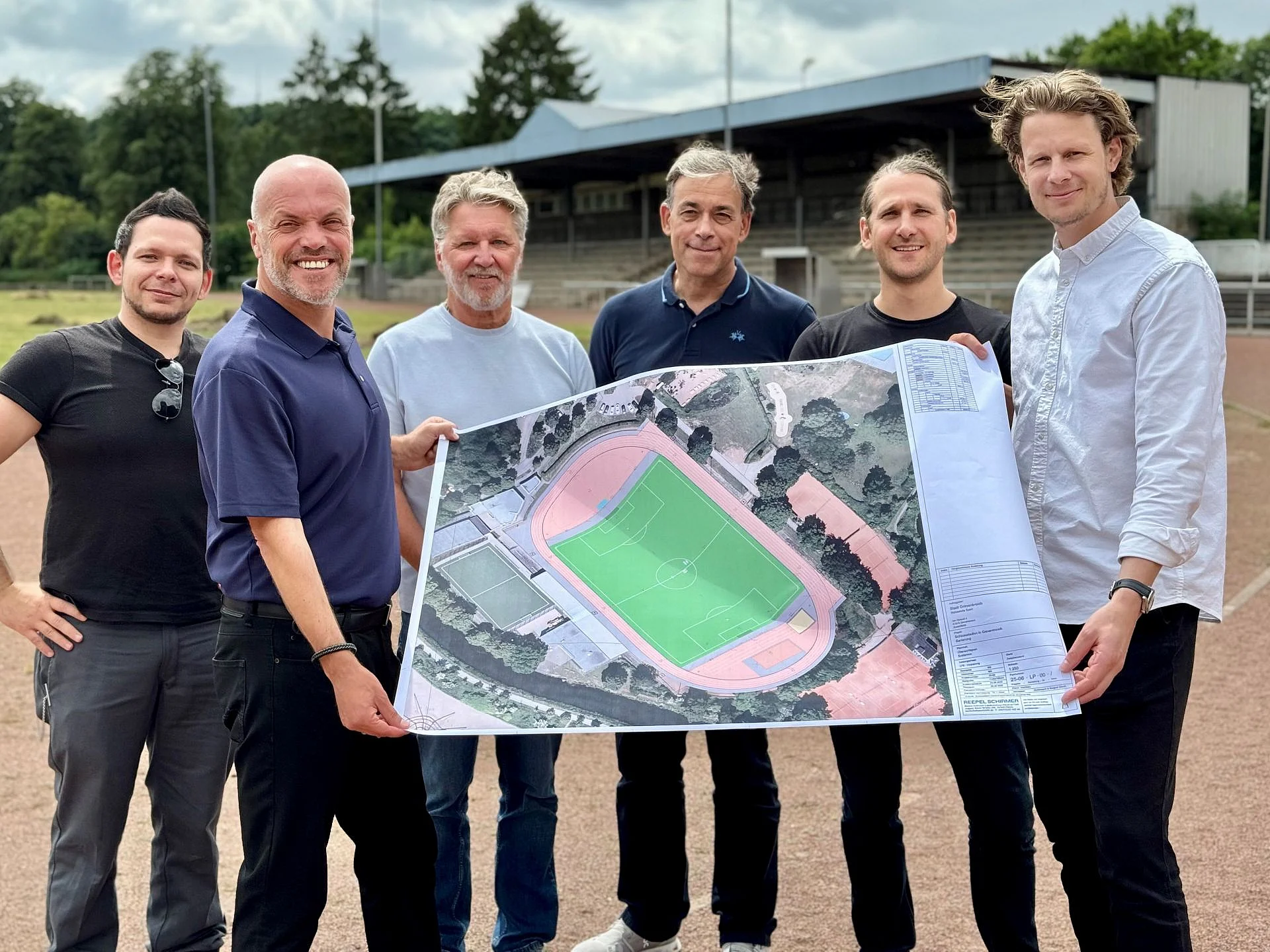 Das Foto zeigt: Bürgermeister Klaus Krützen präsentierte am 27.06.2025 gemeinsam mit städtischen Mitarbeitenden und den beauftragten Planungsbüros das Projekt.