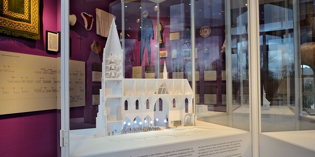 Foto des Ausstellungsraumes "Glaubensfragen"