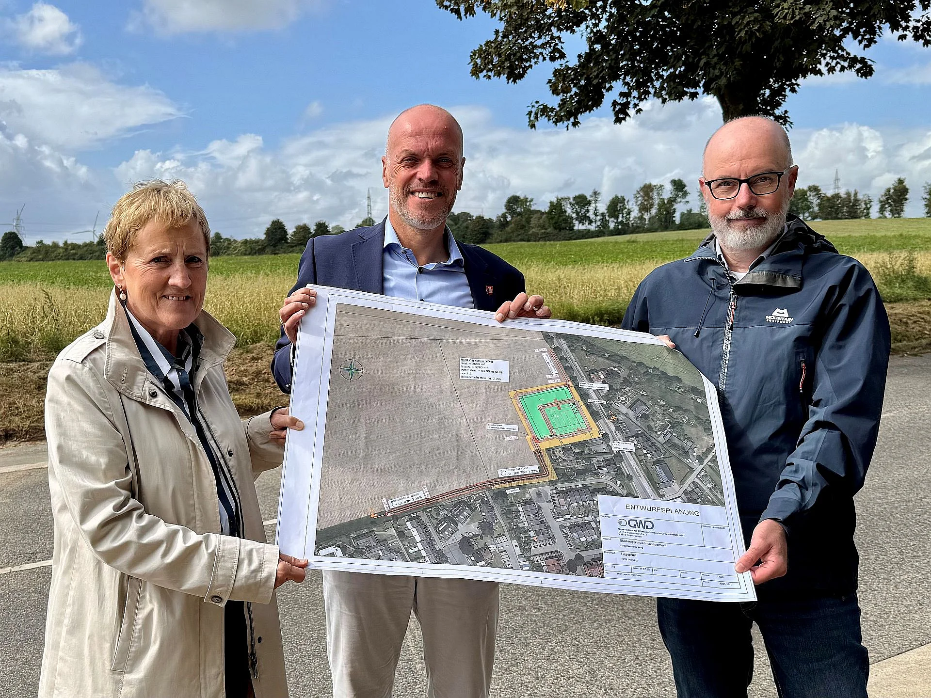 Auf dem Foto sind Stadtbetriebe-Vorständin Monika Stirken-Hohmann, Bürgermeister Klaus Krützen und Torsten Küpper, Prokurist der GWD Grevenbroich