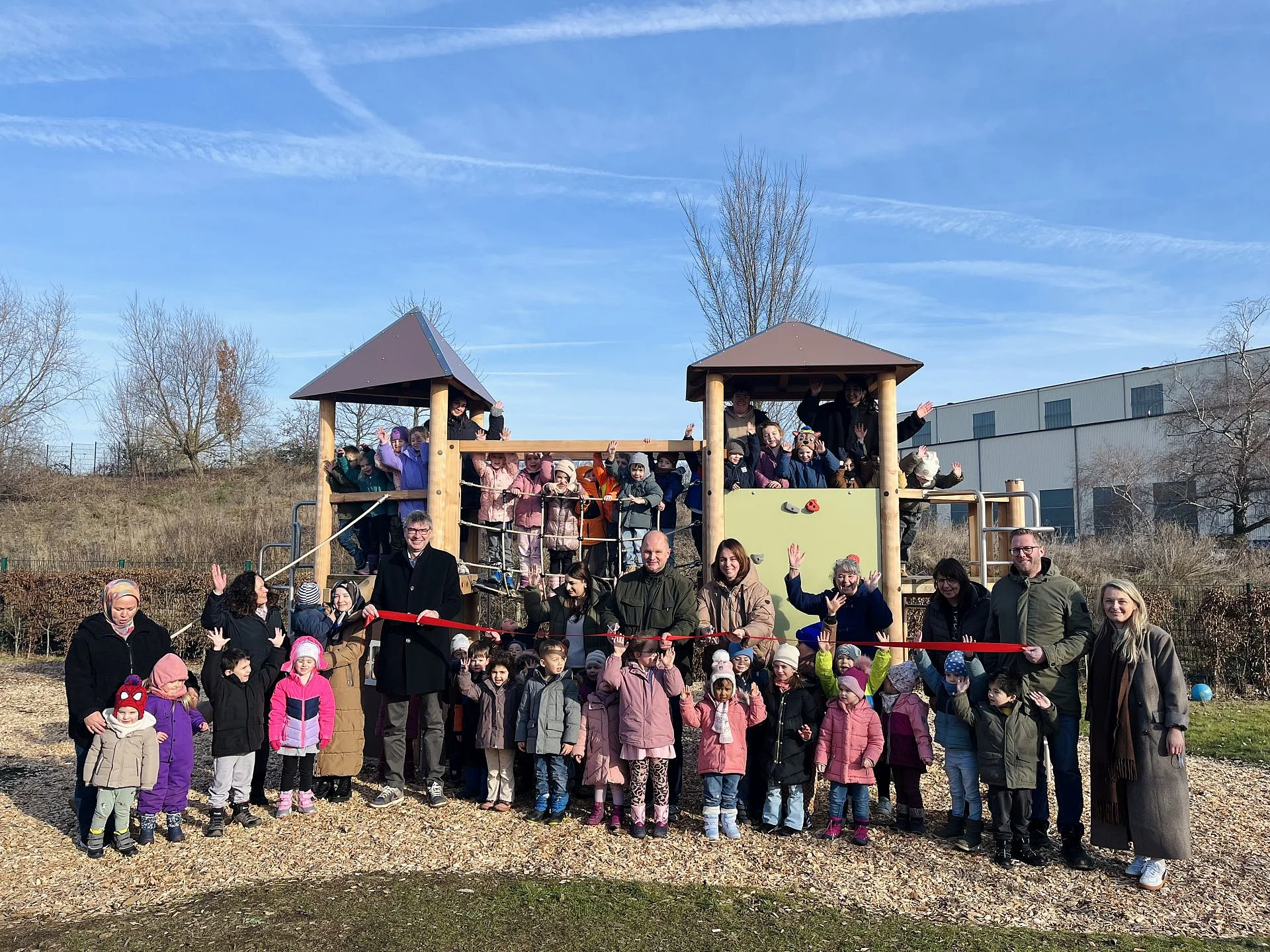 Foto von Erzieherinnen, Kindern der Kita Sonnenland und Vertretern der Stadt
