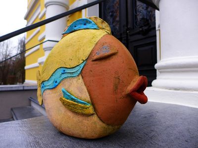 Foto einer Fischfigur aus Keramik