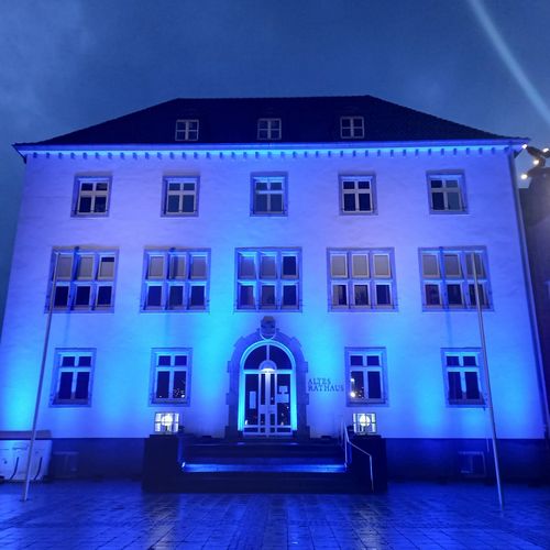 Foto des blau angestrahlten Alten Rathauses in Grevenbroich