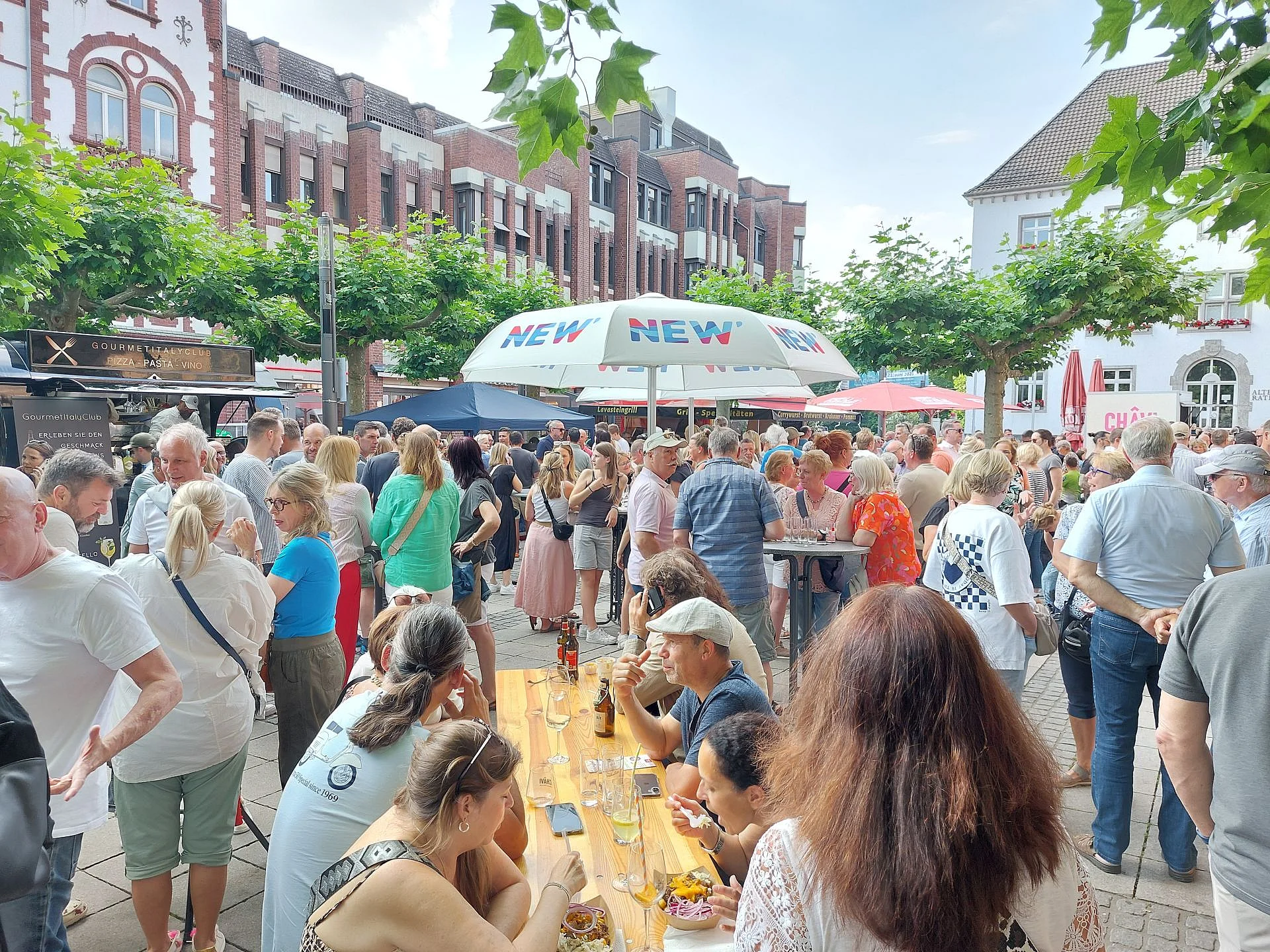 Foto vom Feierabendmarkt auf dem Marktplatz