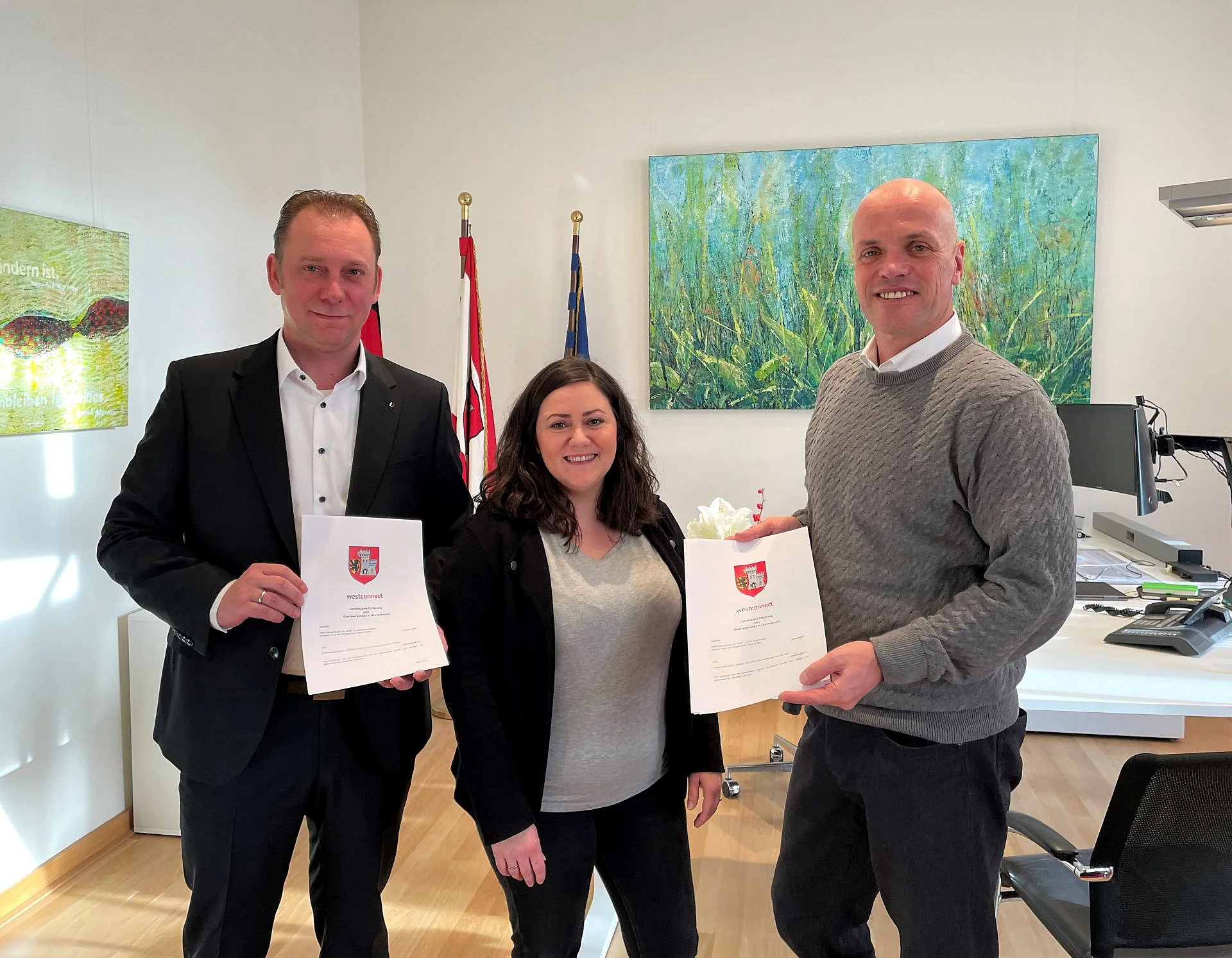 Foto: Daniel Böttcher (Manager Regionale Kooperation Westconnect), Marina Tressel (Gigabitkoordinatorin Rhein-Kreis Neuss) und Bürgermeister Klaus Krützen 