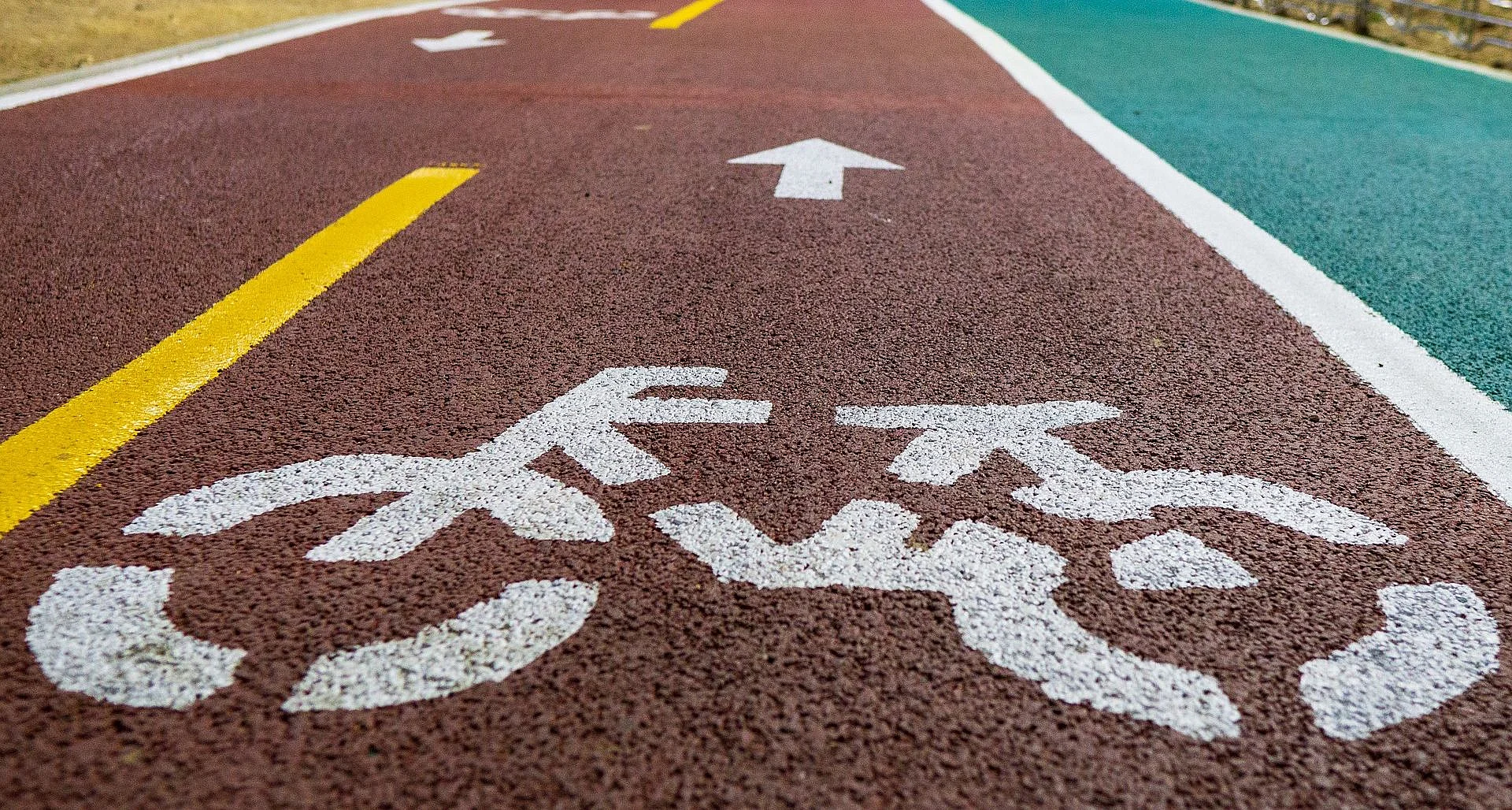 Symbolbild Fahrradzeichen auf Straße