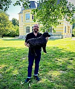 Foto von Stefan Pelzer-Florack mit schwarzem Schaf