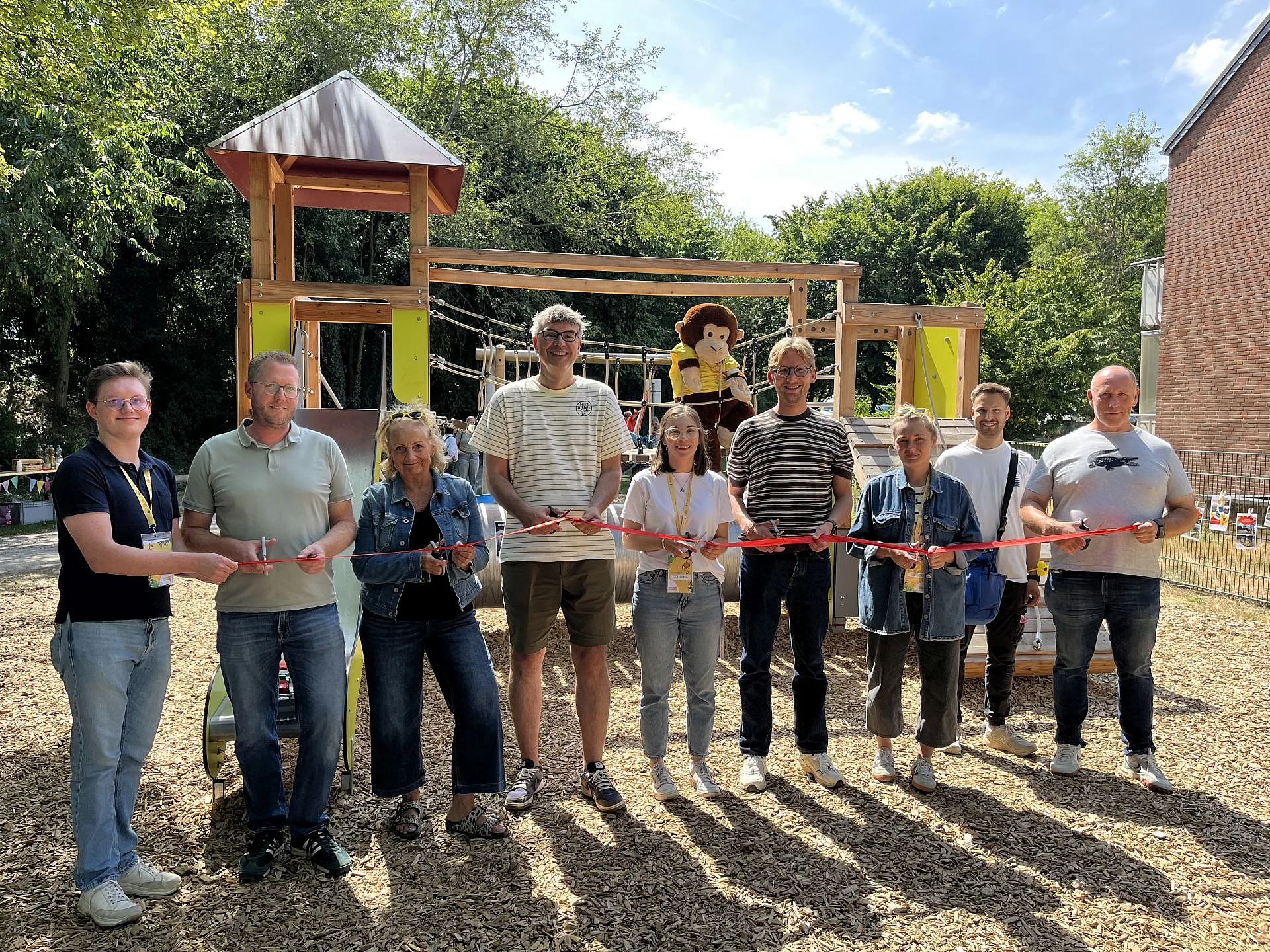 v.l.n.r. Jan Möcker (Kinderund Jugendförderung), Andreas Grütters (Stadtbetriebe), Birgit Schikora (Leitung Jugendamt), Florian Herpel (Jugenddezernent), Johanna Giesa (Team Kinder- und Jugendförderung), Daniel Rinkert (Bundestagsabgeordneter), Katherin Hojka-Lipinski (Pädagogische Leitung Kinder- und Jugendförderung), Luftballonkünstler Kevin, Michael Jäger (Stadtbetriebe)