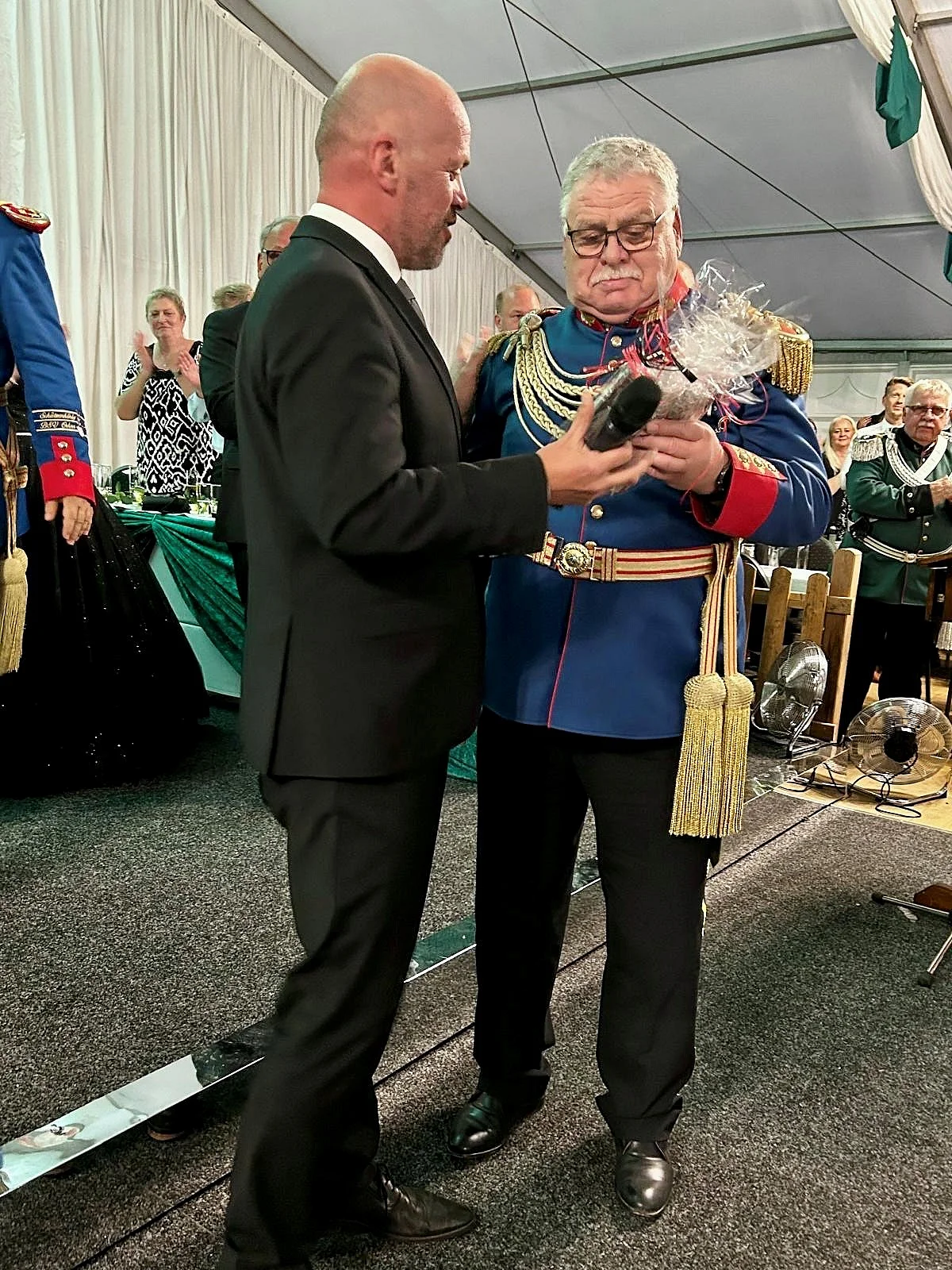 Foto: Bürgermeister Krützen überreicht die Ehrenplakette an Peter Weifeuer