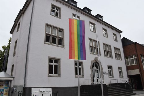 Foto Regenbogenflagge vor dem Rathaus