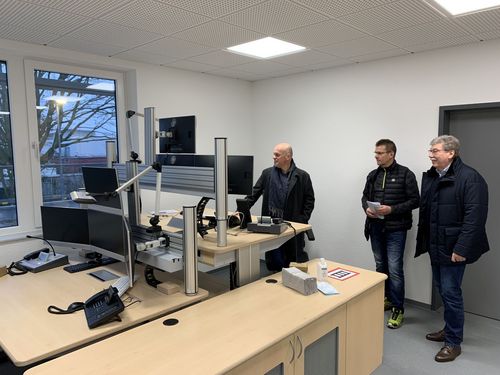 Foto: Bürgermeister Klaus Krützen, Udo Lennartz und Wilfried Wißdorf überzeugen sich von der neuen Feuerwache, hier in der Einsatzzentrale