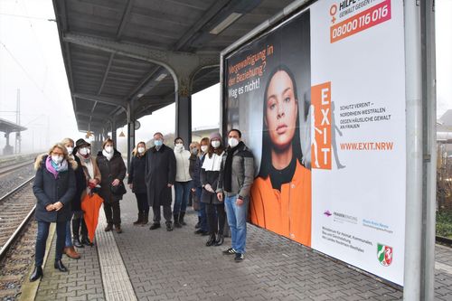 Foto Plakat am Grevenbroicher Bahnhof enthüllt