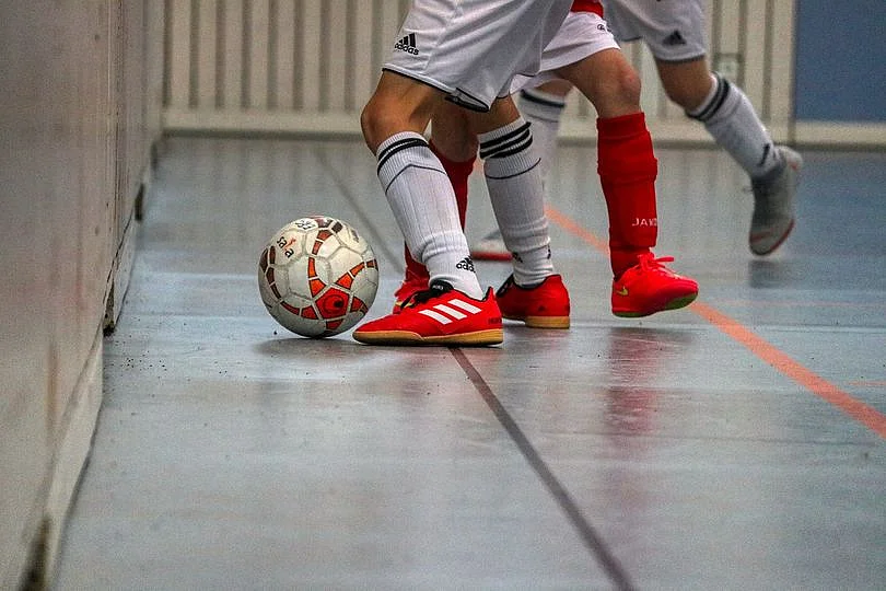 Ausschnitt von Beinen beim Fussballspielen