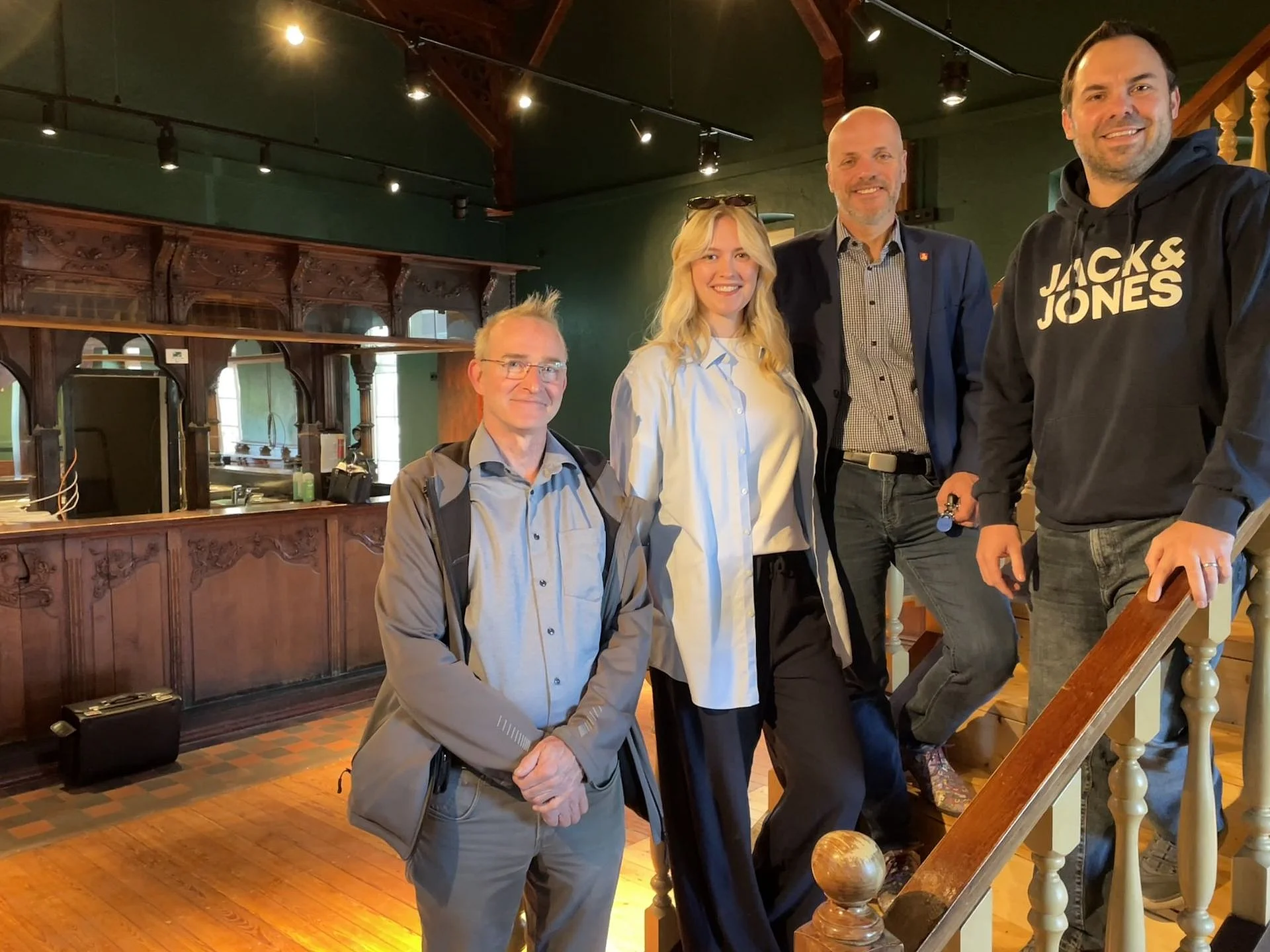 auf dem Foto sind Jörn Blankertz (Werkgemeinschaft Quasten-Mundt), Miriam Schupp (Einrichtungsleitung), Klaus Krützen (Bürgermeister), Christian Abels (Kinder- und Jugendförderung)