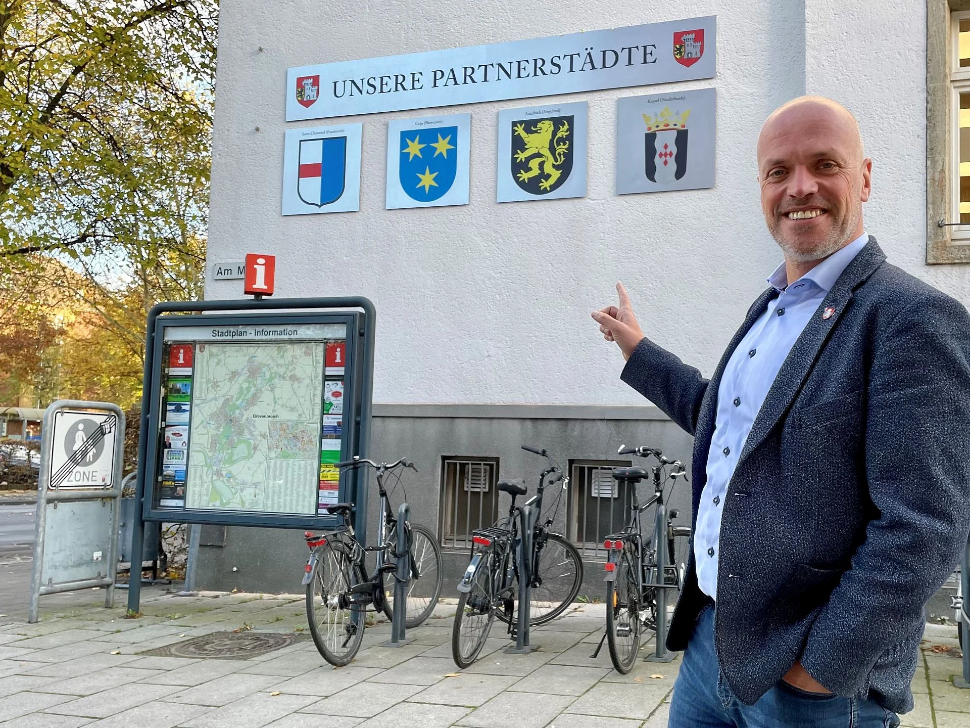 Schilder mit Wappen der Partnerstädte von Grevenbroich mit Bürgermeister Klaus Krützen