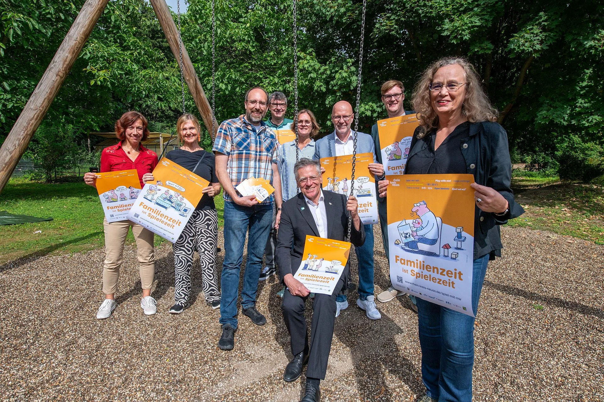 Foto von Landrat Hans-Jürgen Petrauschke, Kreisdezernent Sebastian Johnen, Kreisjugendamtsleiterin Marion Klein sowie Florian Herpel (Beigeordneter der Stadt Grevenbroich), Christine Thoms (Leiterin des Jugendamtes in Kaarst), Birgit Wilms (Pressesprecherin der Stadt Korschenbroich) und Norbert Wolf (Pressesprecher der Stadt Jüchen)