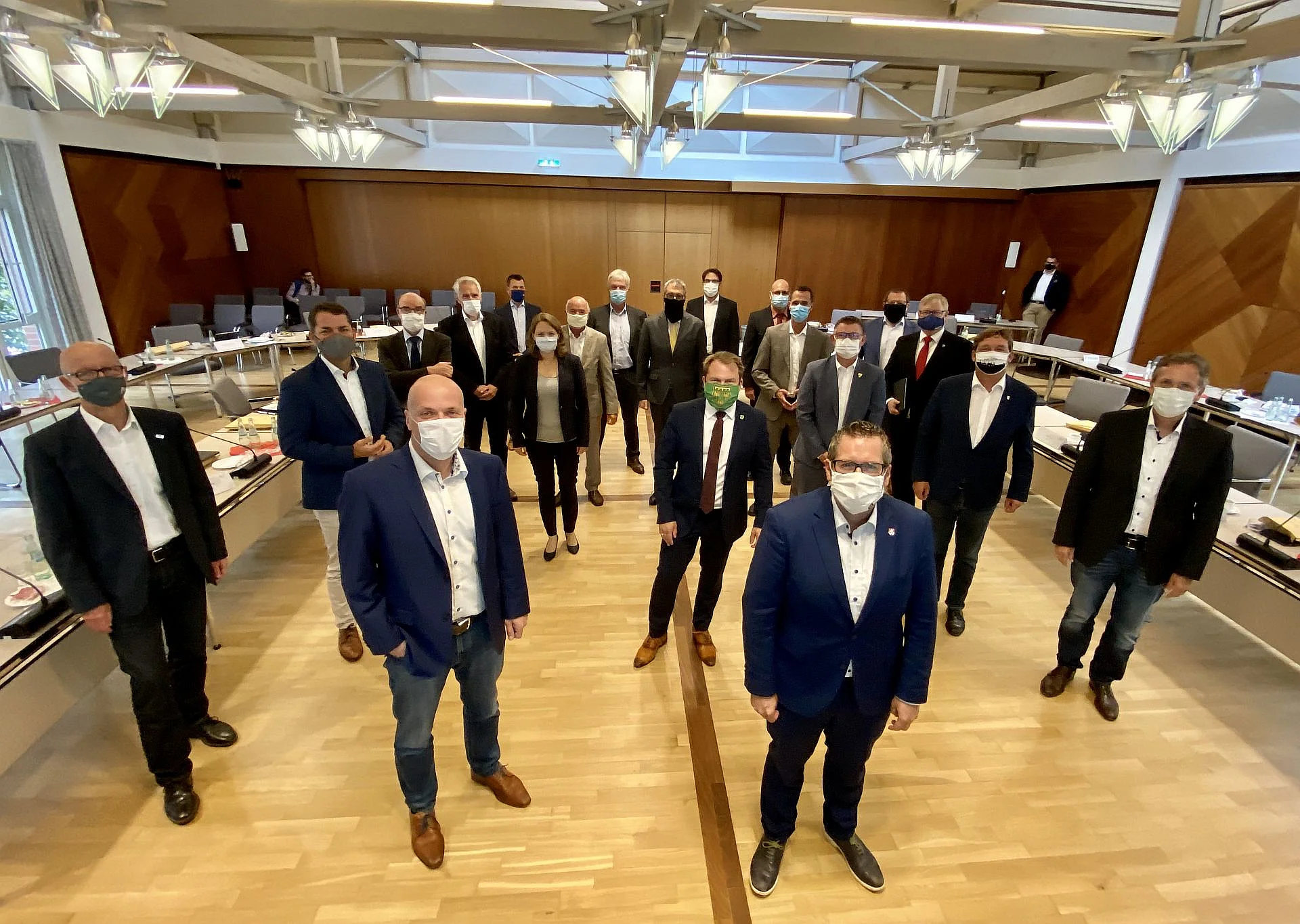 Foto Vertreter der Städte und Gemeinden im Ratssaal in Grevenbroich