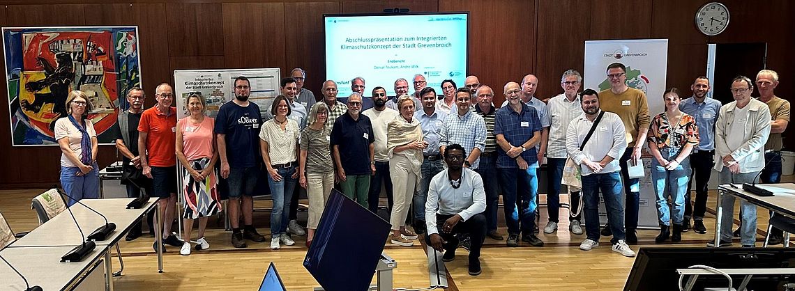 Foto der Teilnehmerinnen und Teilnehmer der Ergebnispräsentation