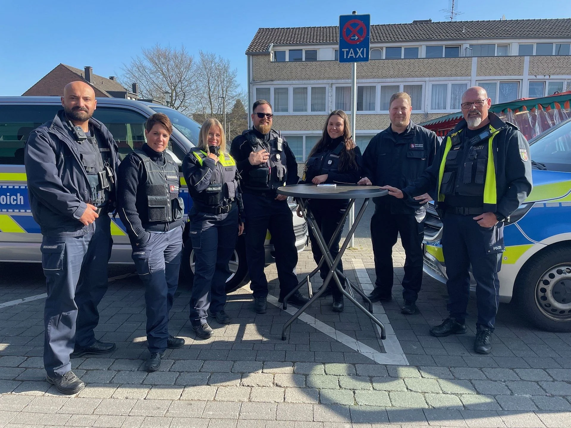 Foto vom OSD und der Polizei auf dem Marktplatz in Wevelinghoven
