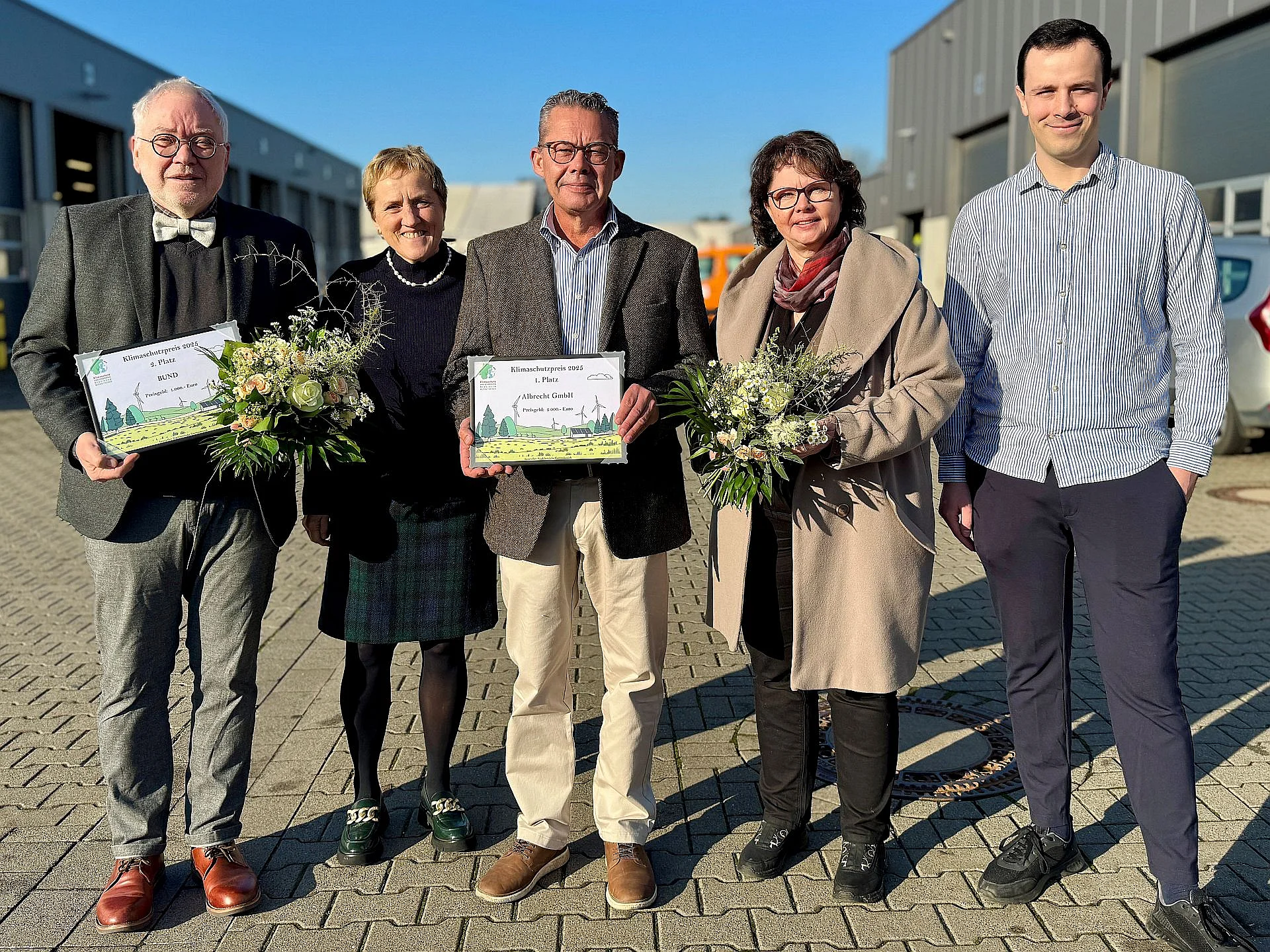 Foto von SBG-Vorständin Monika Stirken-Hohmann und Klimaschutzmanager Martin Otto mit Knud Hansen sowie Stephan und Barbara Albrecht.