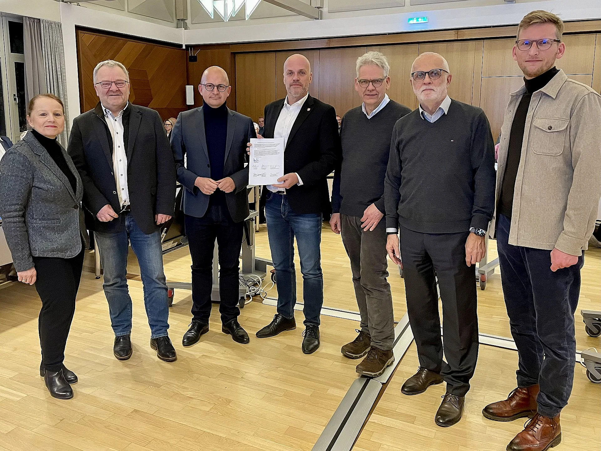 Foto von Bürgermeister Klaus Krützen mit den Vorsitzenden der im Rat der Stadt Grevenbroich vertretenen Fraktionen