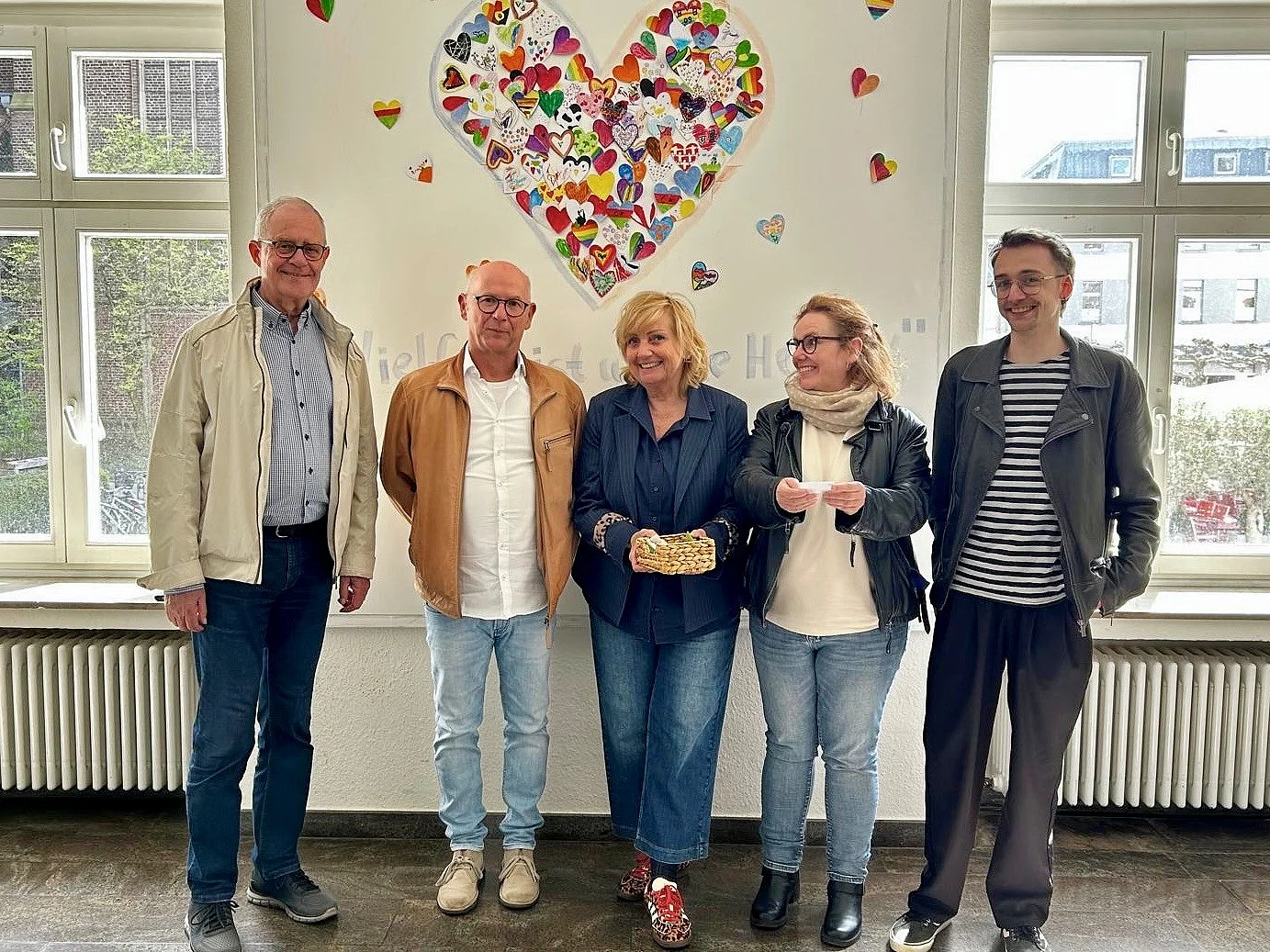 Dr. Jürgen Hildebrandt und Günter Lennartz (Lionsclub Grevenbroich), Birgit Schikora (Fachbereichsleitung Jugend), Kerstin Fritz (Fachberaterin für städt. Kindertageseinrichtungen vom Fachbereich Jugend der Stadt Grevenbroich) und Marius Steger (Leitung des städtischen Familienzentrums Grevenbroich-Elsen)