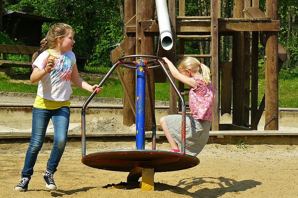 Spielende Kinder Spielplatz