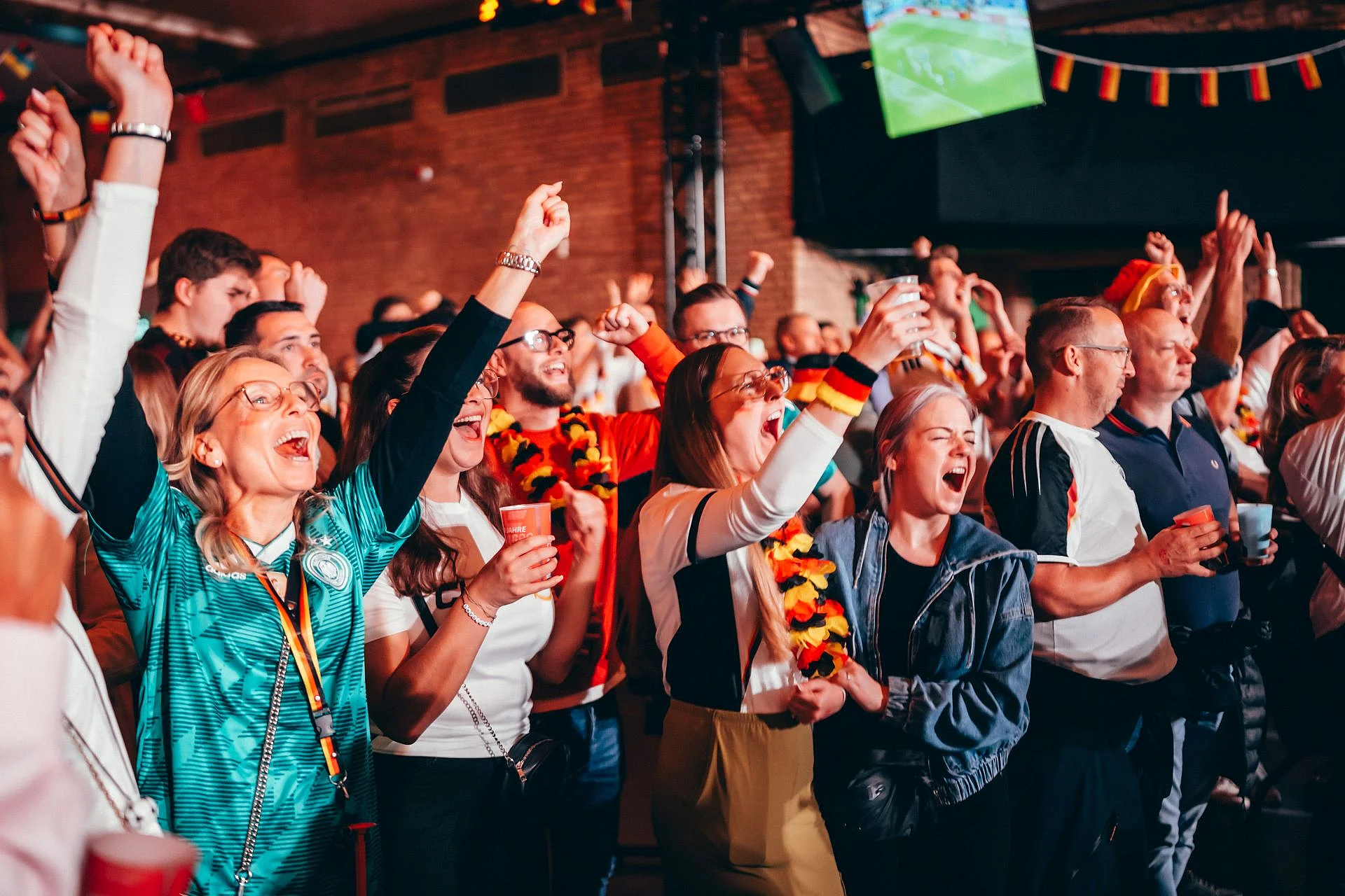 Fußball-Fans beim Rudelgucken in der alten Feuerwache
