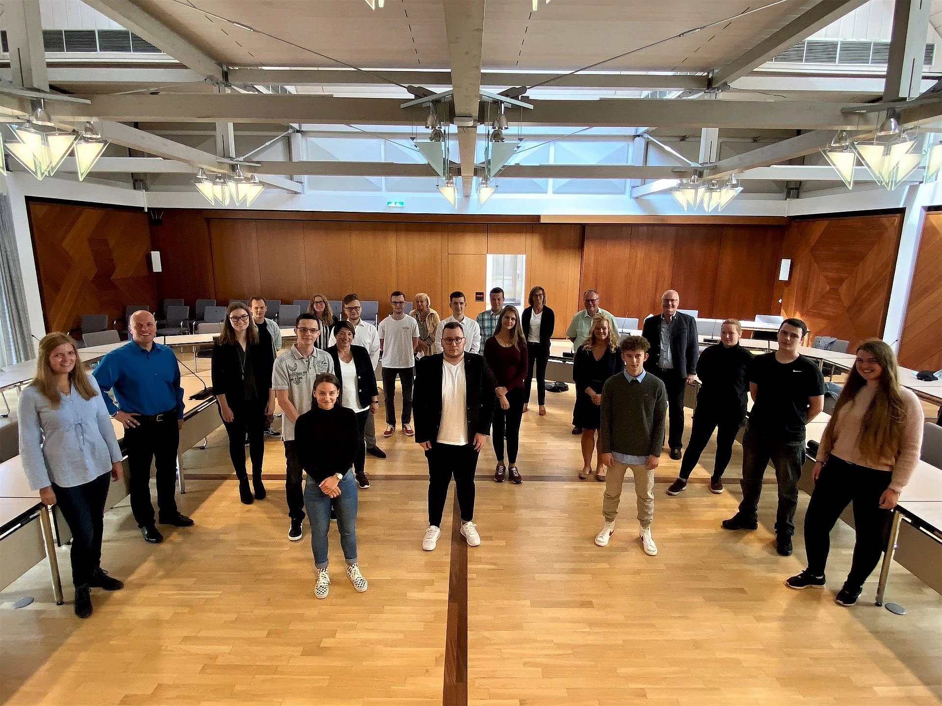 Foto Bürgermeister Klaus Krützen mit den neuen Nachwuchskräften und Kolleginnen und Kollegen aus der Verwaltung