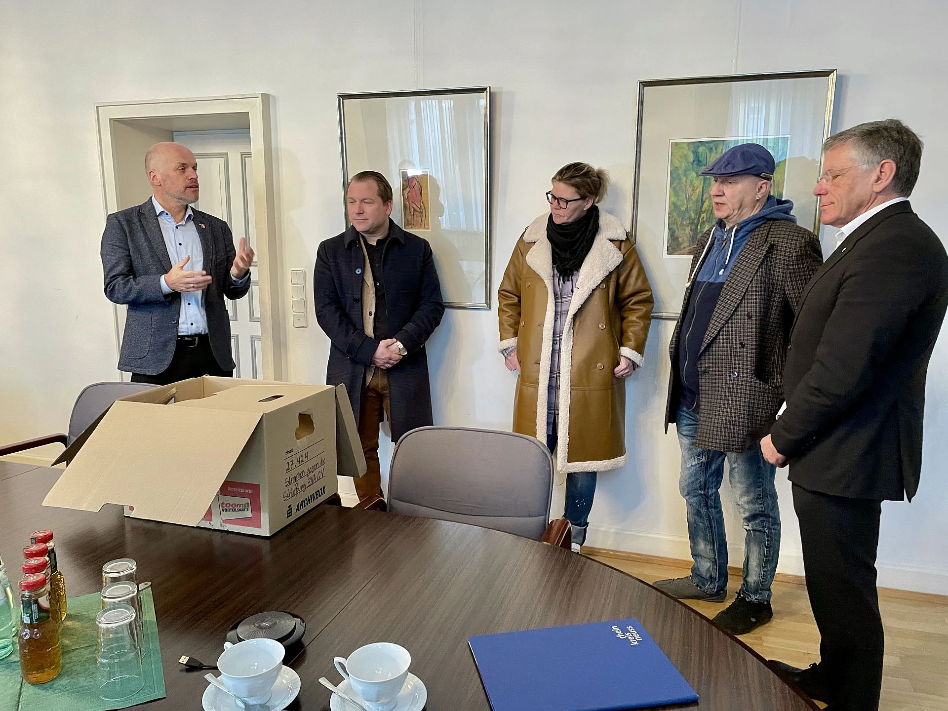 Foto mit Teilnehmenden des Termins beim Landrat zum Erhalt der Nootfallambulanz des Rheinland Klinikums Grevenbroich
