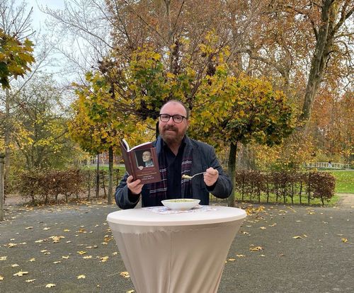 Foto von Stefan Pelzer-Florack mit Suppe und Buch