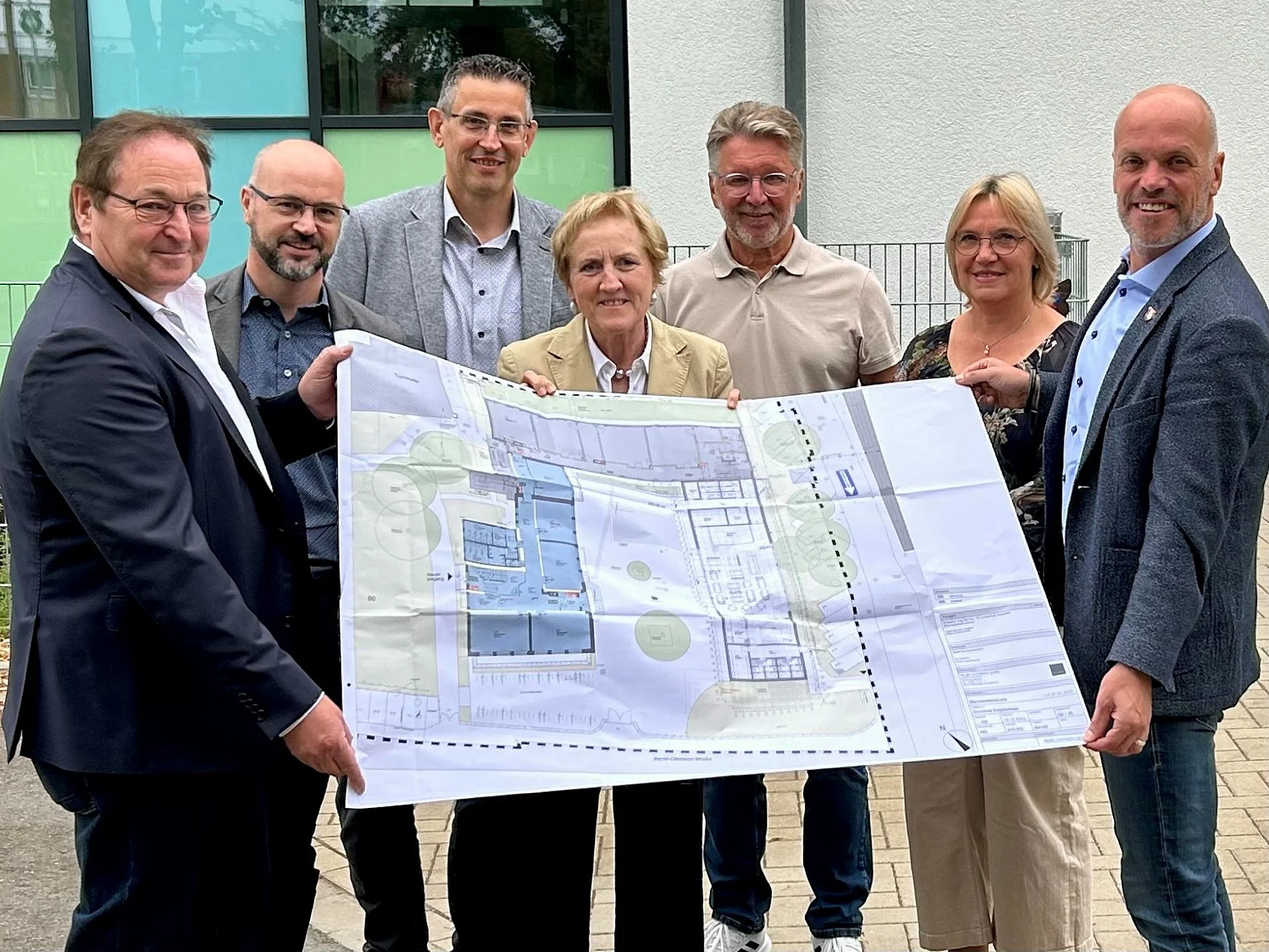 Bürgermeister Klaus Krützen (r.) mit Architekt Heinz Berger (l.) sowie Vertreterinnen und Vertretern der Stadtverwaltung und der Stadtbetriebe Grevenbroich